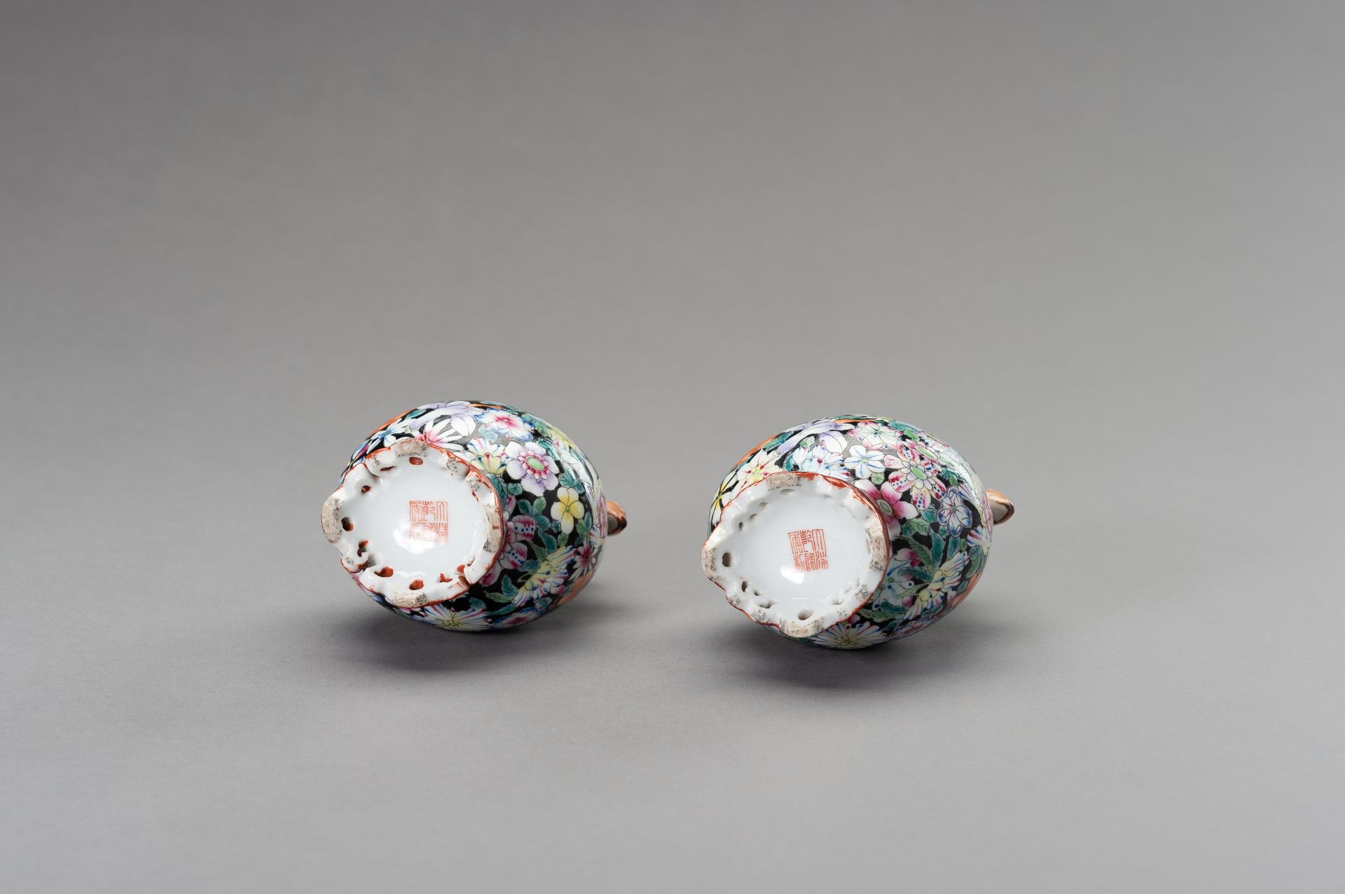 A SMALL PAIR OF 'MILLEFLEUR' PORCELAIN VASES - Image 12 of 14