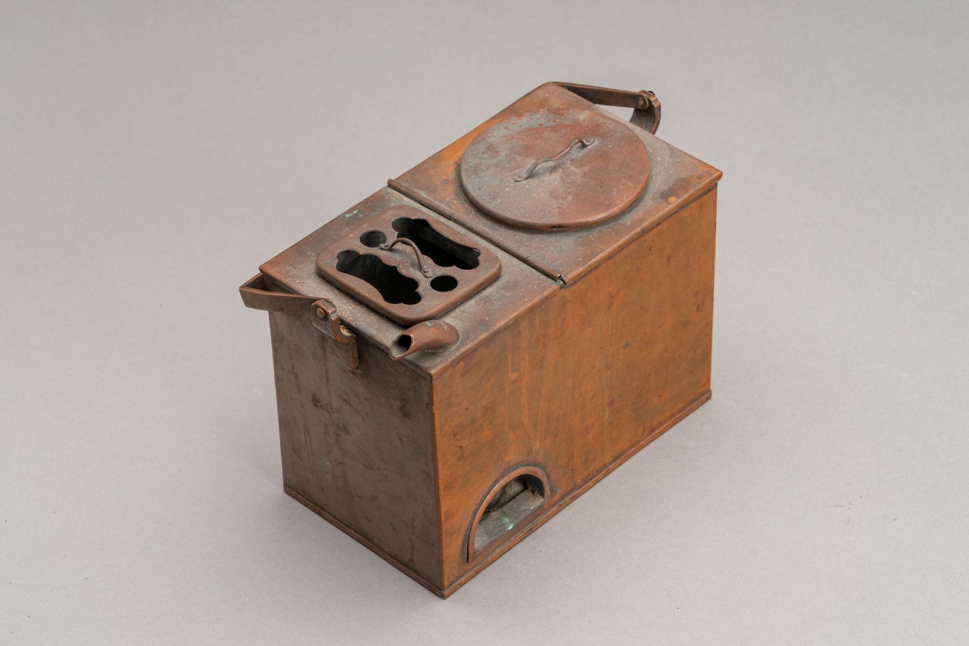 A WOODEN CHEST WITH DRAWERS AND A COPPER SAKE WARMER 'KANDOUKO', 19th CENTURY - Bild 14 aus 28