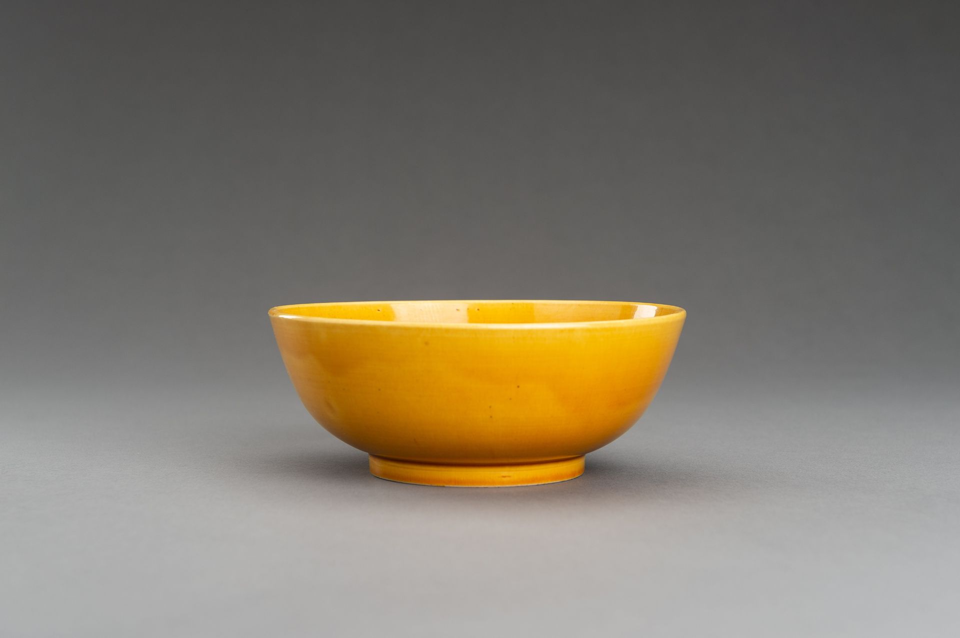 A FINE YELLOW-GLAZED PORCELAIN BOWL - Image 6 of 9