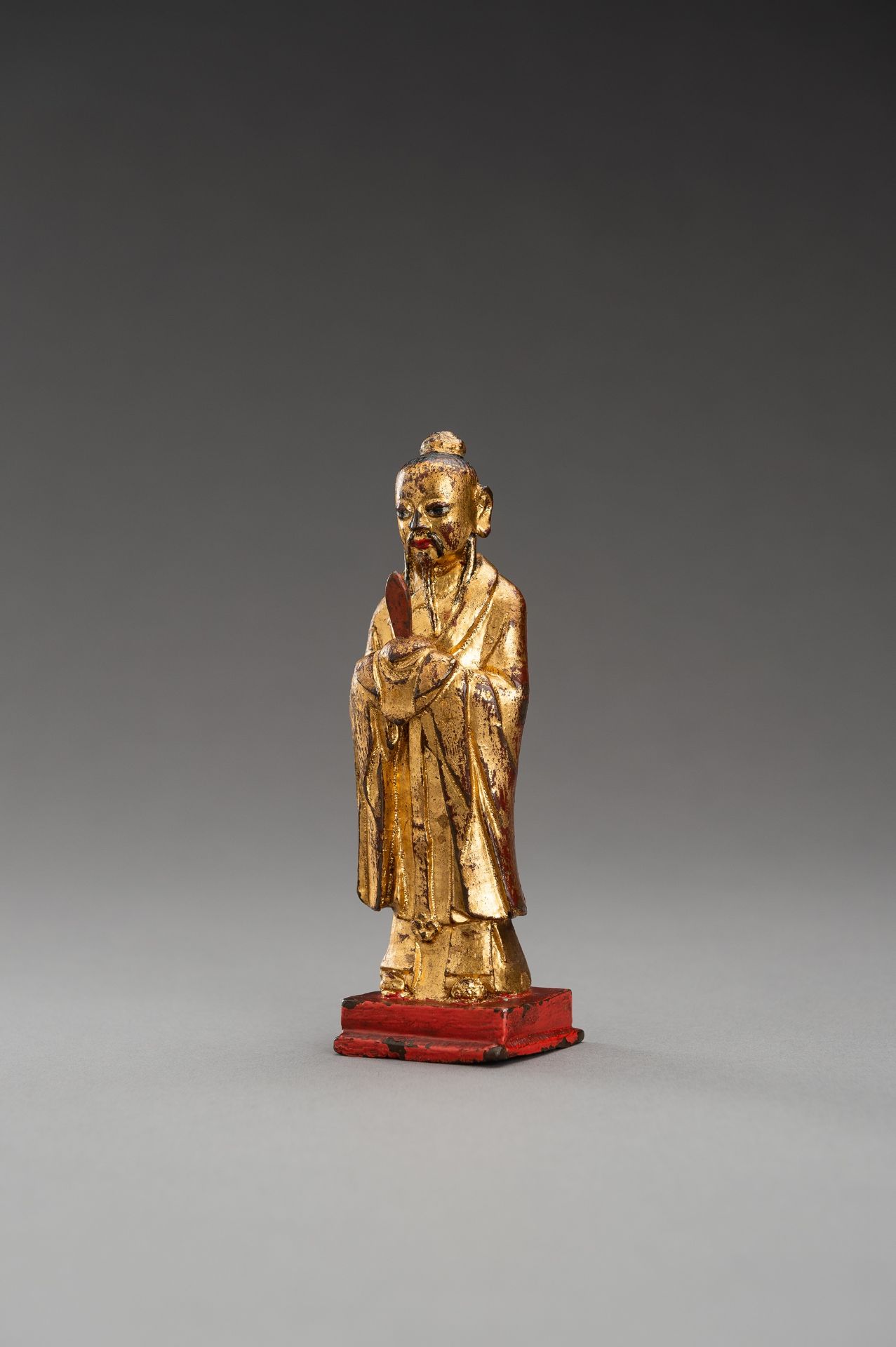 A GOLD LACQUERED BRONZE FIGURE OF AN OFFICIAL - Image 2 of 8