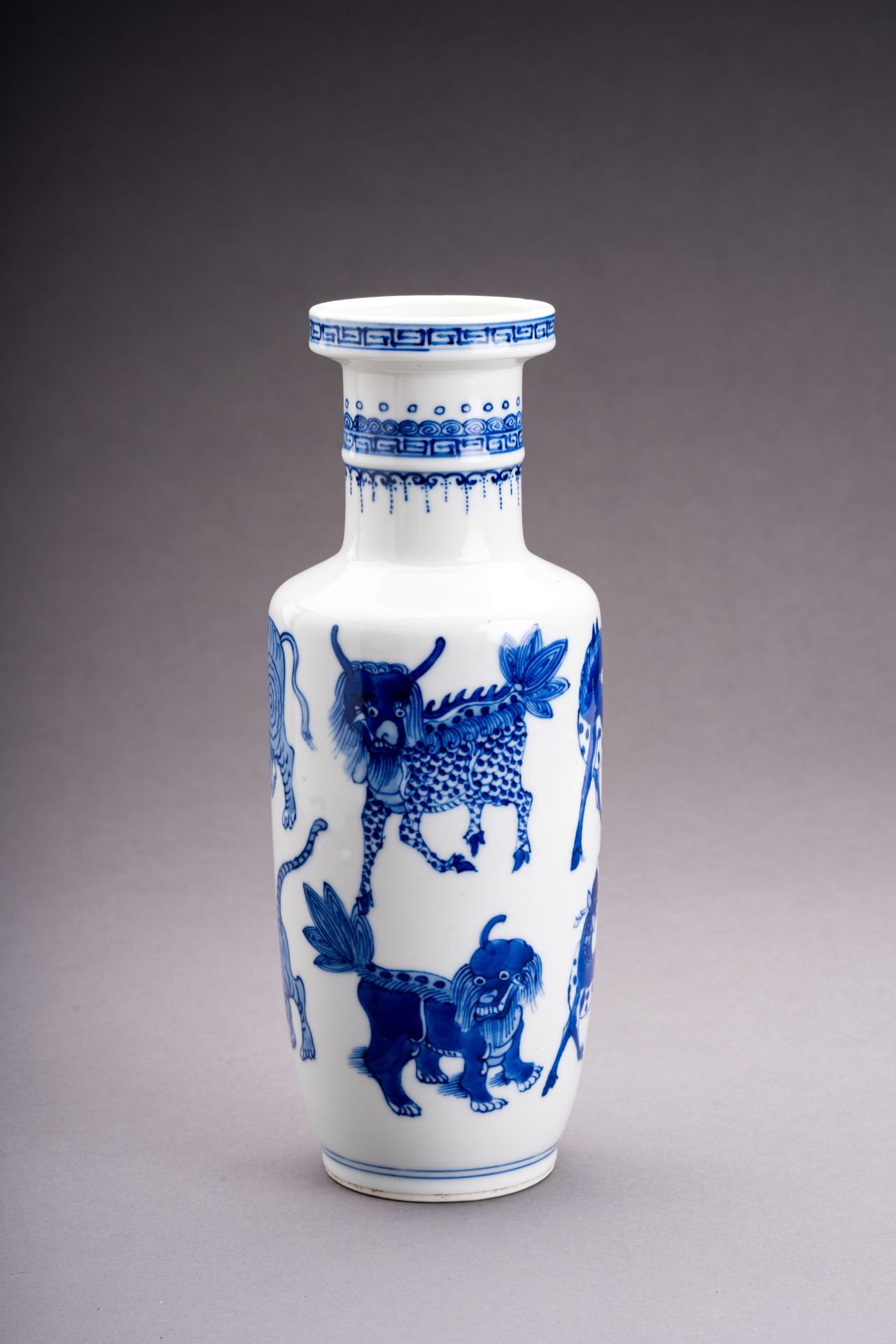 A BLUE AND WHITE PORCELAIN ROULEAU VASE - Image 3 of 8