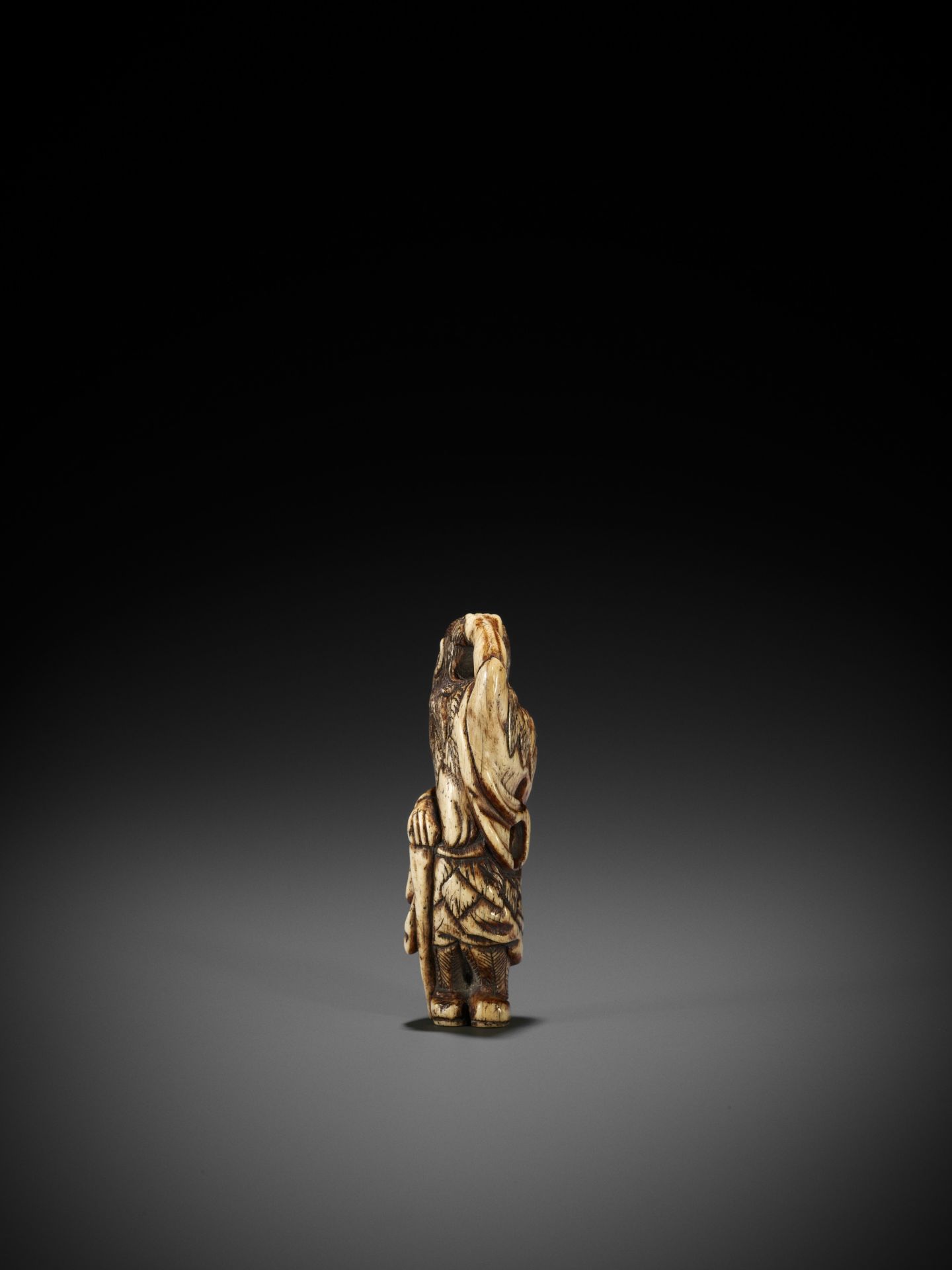 A STAG ANTLER NETSUKE OF TEKKAI SENNIN - Bild 8 aus 11