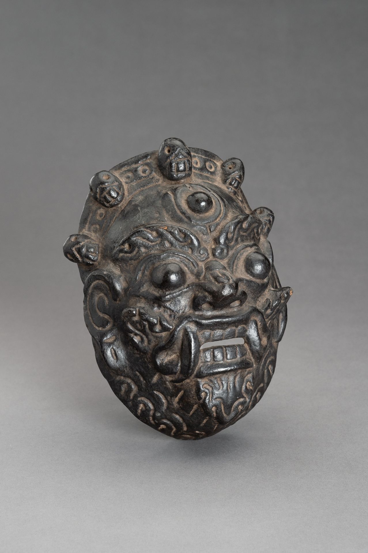 A BLACK LACQUERED WOOD MASK OF BHAIRAVA - Bild 2 aus 10