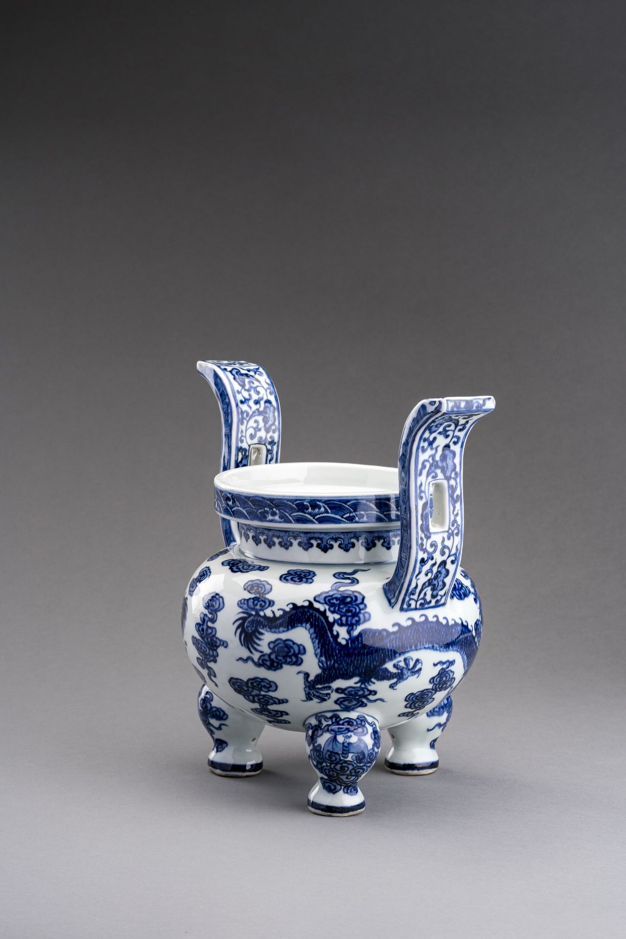 A LARGE BLUE AND WHITE PORCELAIN TRIPOD CENSER, c. 1920s - Image 2 of 6
