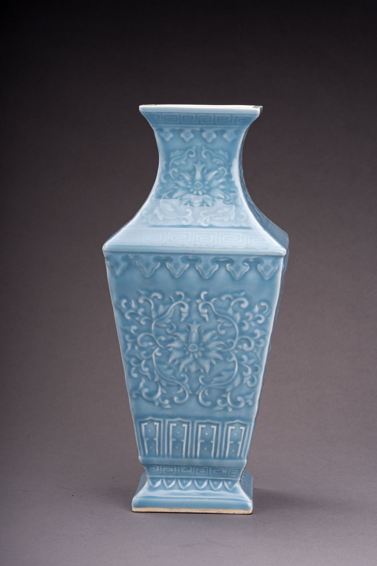 A PALE BLUE GLAZED SQUARE PORCELAIN BALUSTER VASE - Bild 6 aus 9