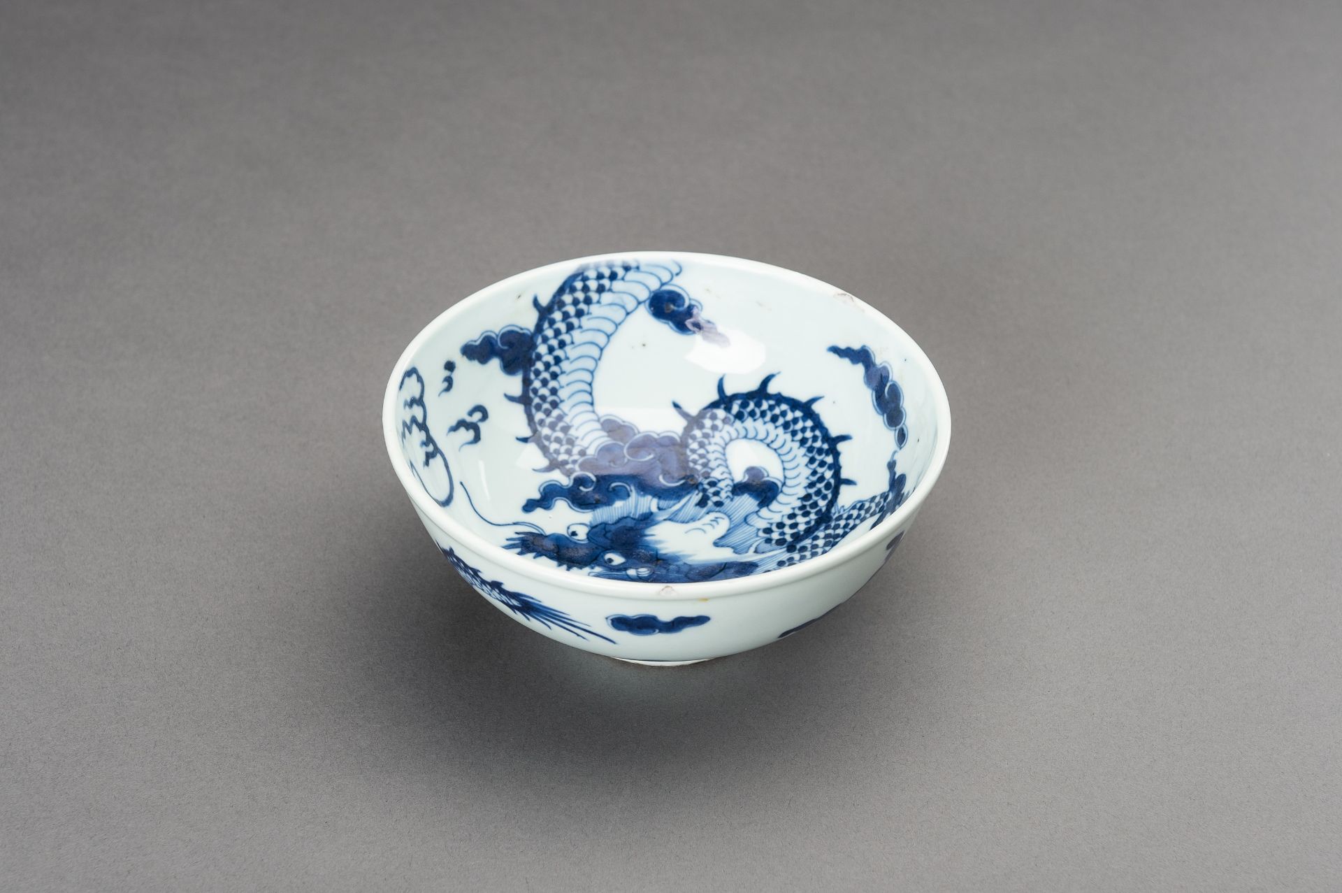 A BLUE AND WHITE 'DRAGON' PORCELAIN BOWL, 1920s - Image 2 of 14