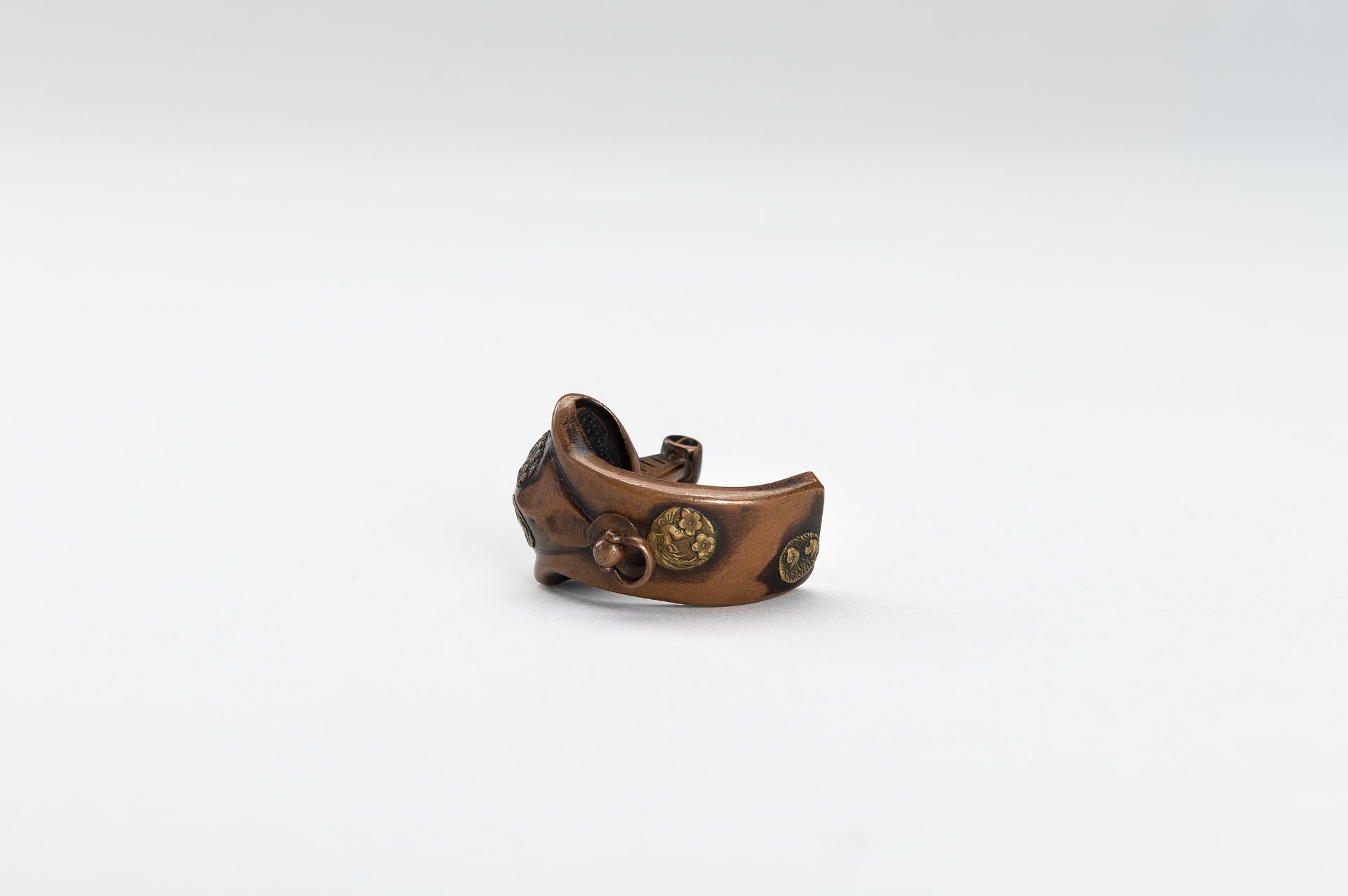 A MIXED METAL NETSUKE OF AN ABUMI (STIRRUP) - Image 5 of 11