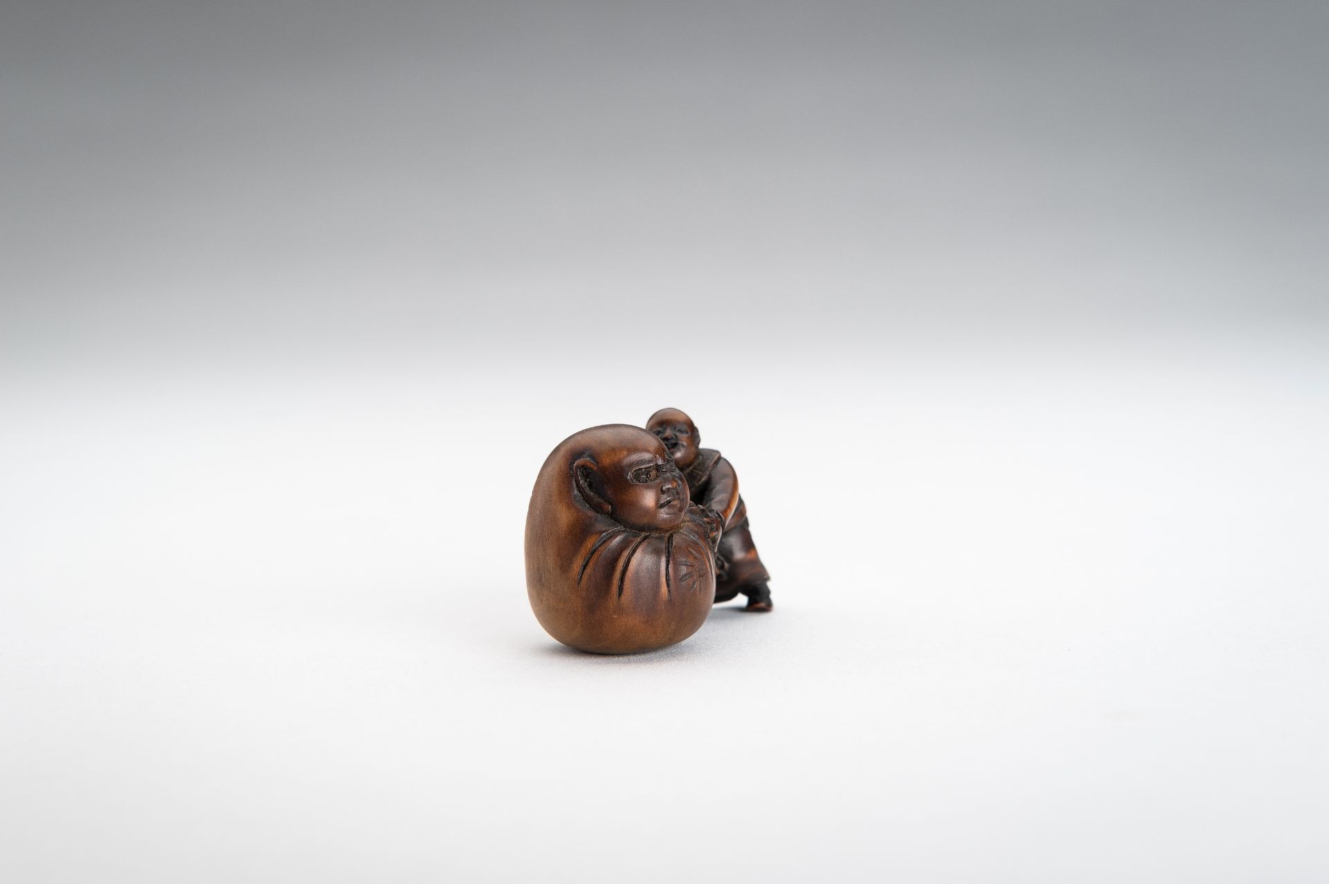 A WOOD NETSUKE OF A BOY WITH YUKI DARUMA (SNOWBALL) - Image 7 of 10