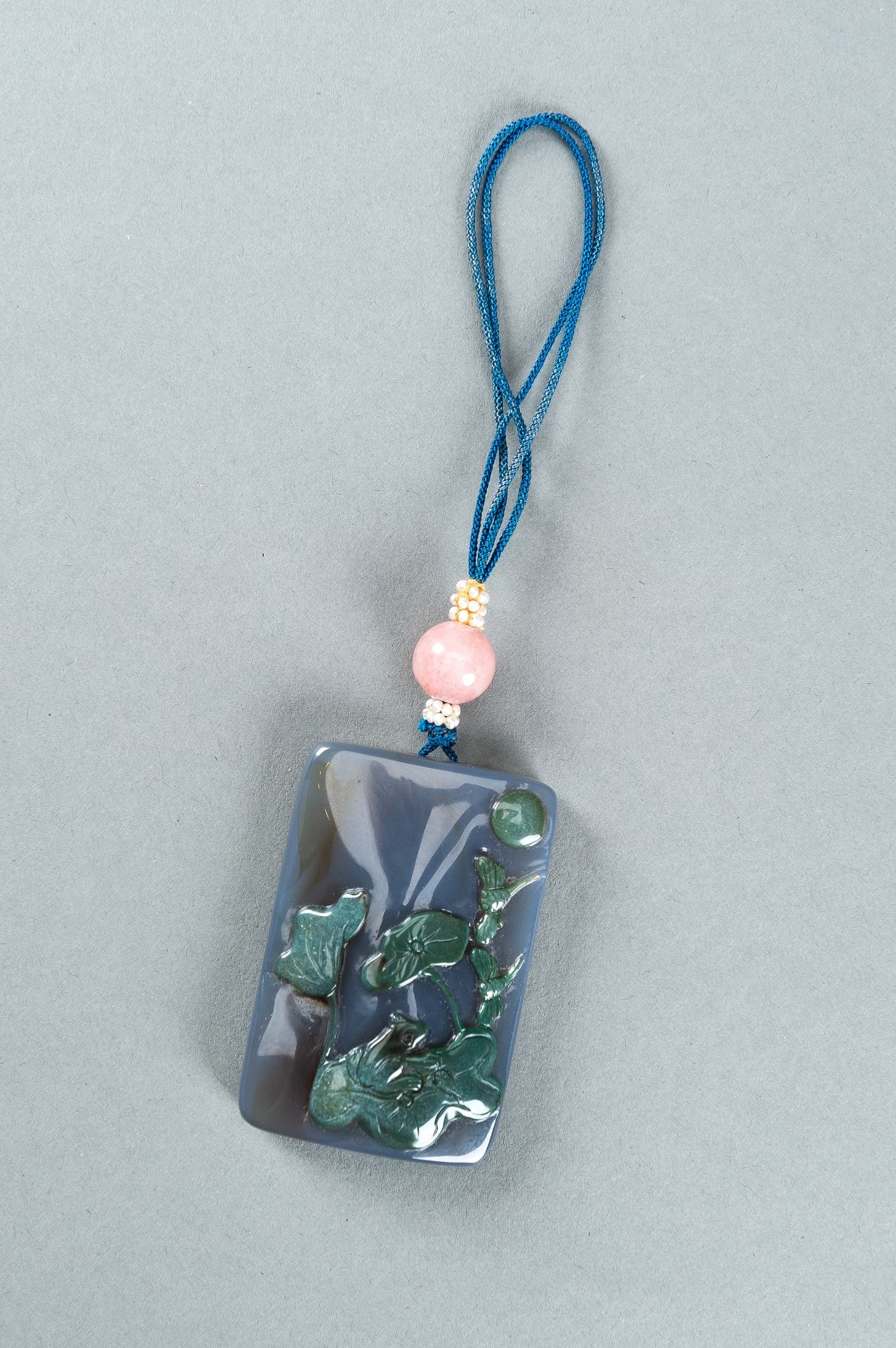 AN AGATE PLAQUE PENDANT CARVED WITH A LOTUS POND - Image 6 of 10