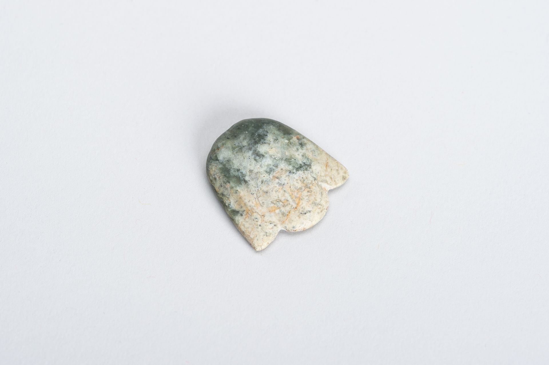 AN ARCHAISTIC HONGSHAN STYLE JADE 'BIRD' PENDANT - Image 4 of 9