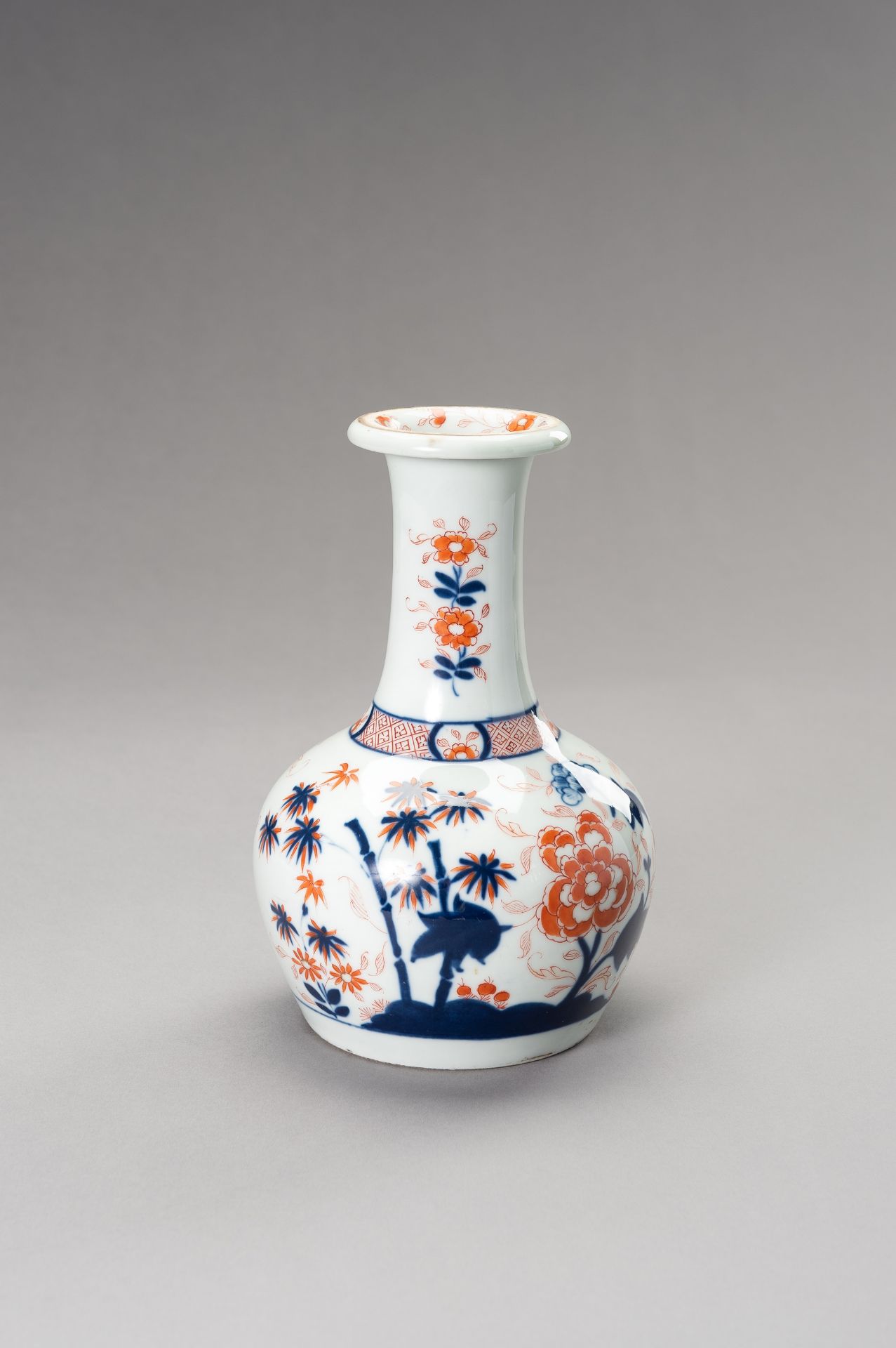 AN IMARI 'FLOWERS AND BAMBOO' PORCELAIN VASE, QING DYNASTY - Image 10 of 11