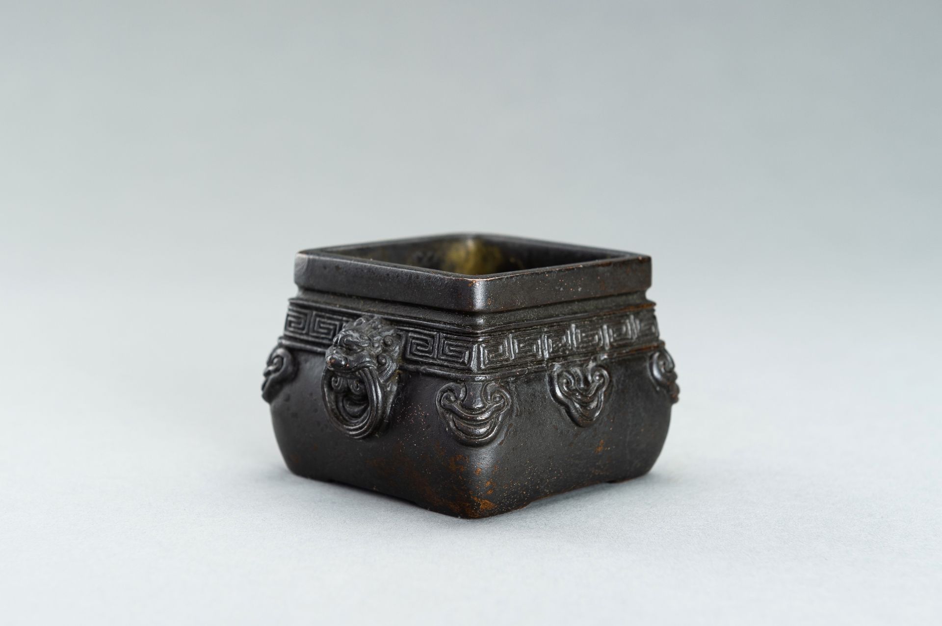 A SMALL BRONZE CENSER WITH LION MASK HANDLES, 17TH to 18th CENTURY - Image 5 of 15