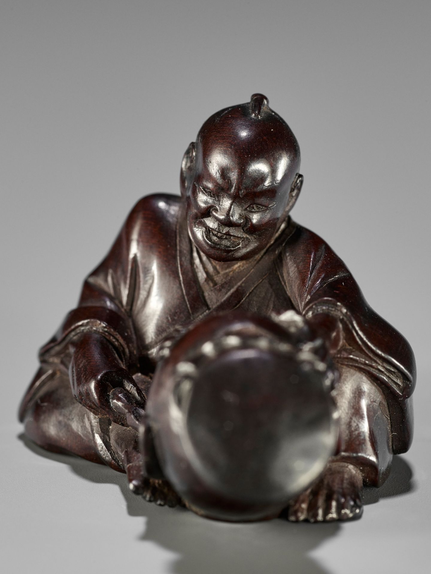 JUGYOKU: A WOOD NETSUKE OF A SCULPTOR CARVING A NIO HEAD - Bild 15 aus 16