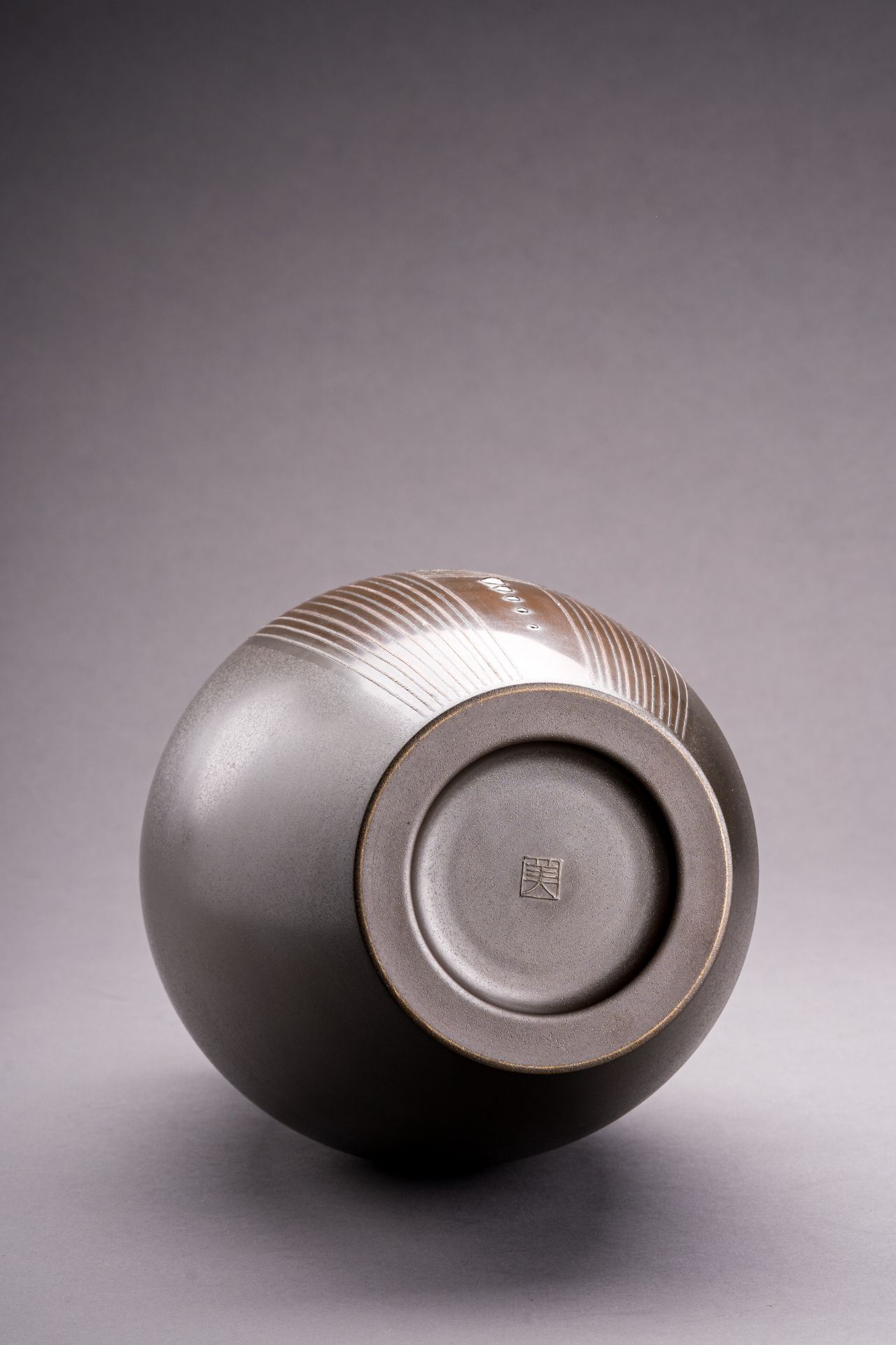 A SILVER AND BRONZE PATINATED VASE, BY ARISU BIZAN (BORN 1937) - Image 8 of 10