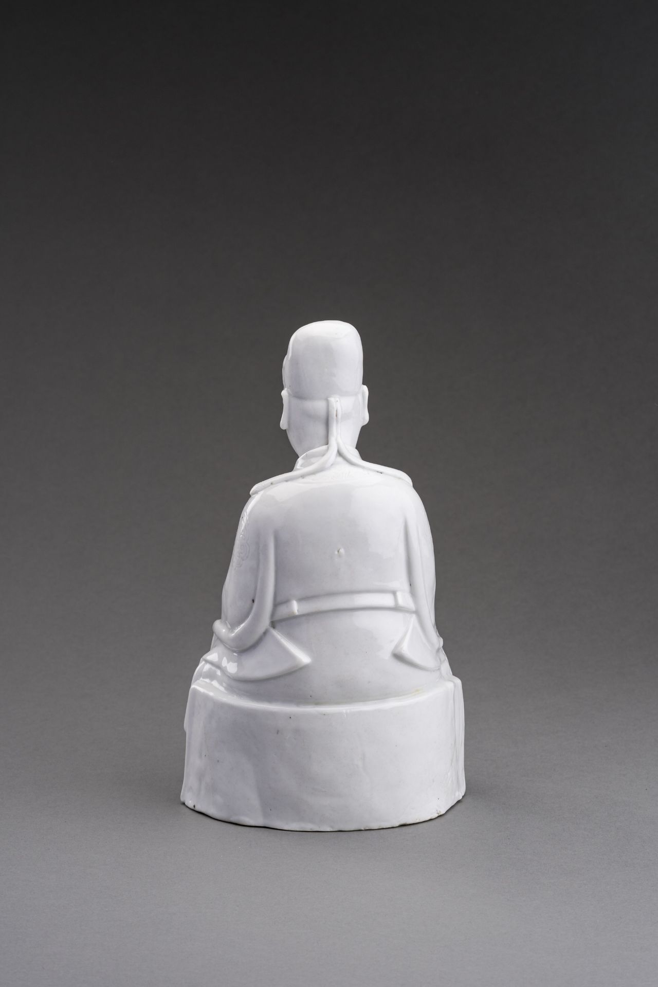 A DEHUA FIGURE OF A CIVIL OFFICIAL, QING DYNASTY - Image 6 of 7