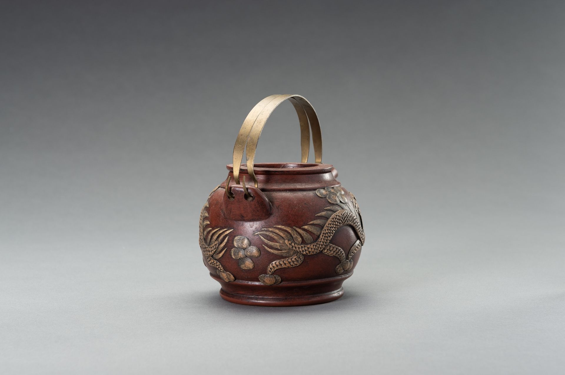 A ZISHA PORCELAIN TEAPOT WITH DRAGONS, REPUBLIC PERIOD - Image 3 of 13