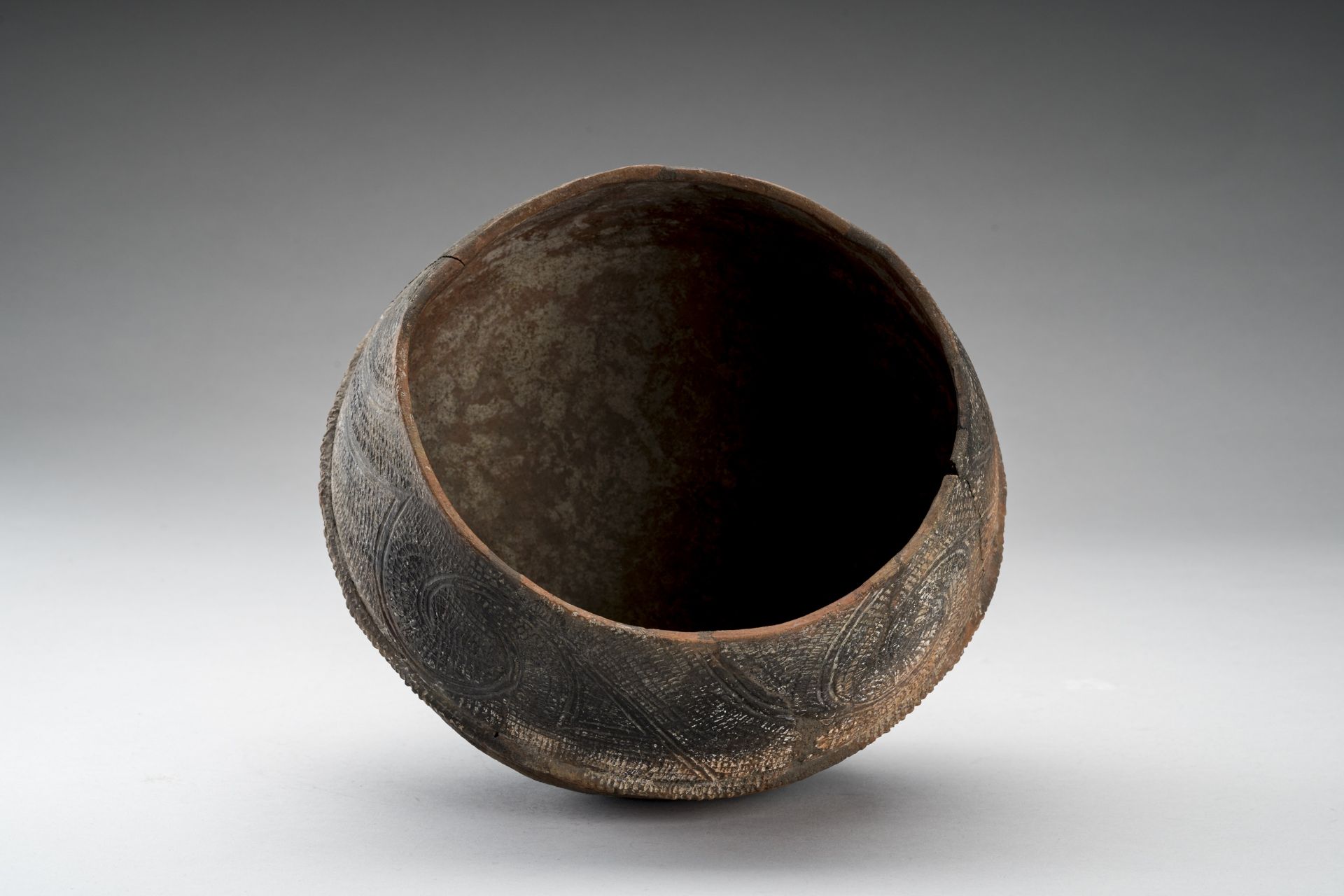 A BAN CHIANG CULTURE POTTERY JAR - Image 8 of 9