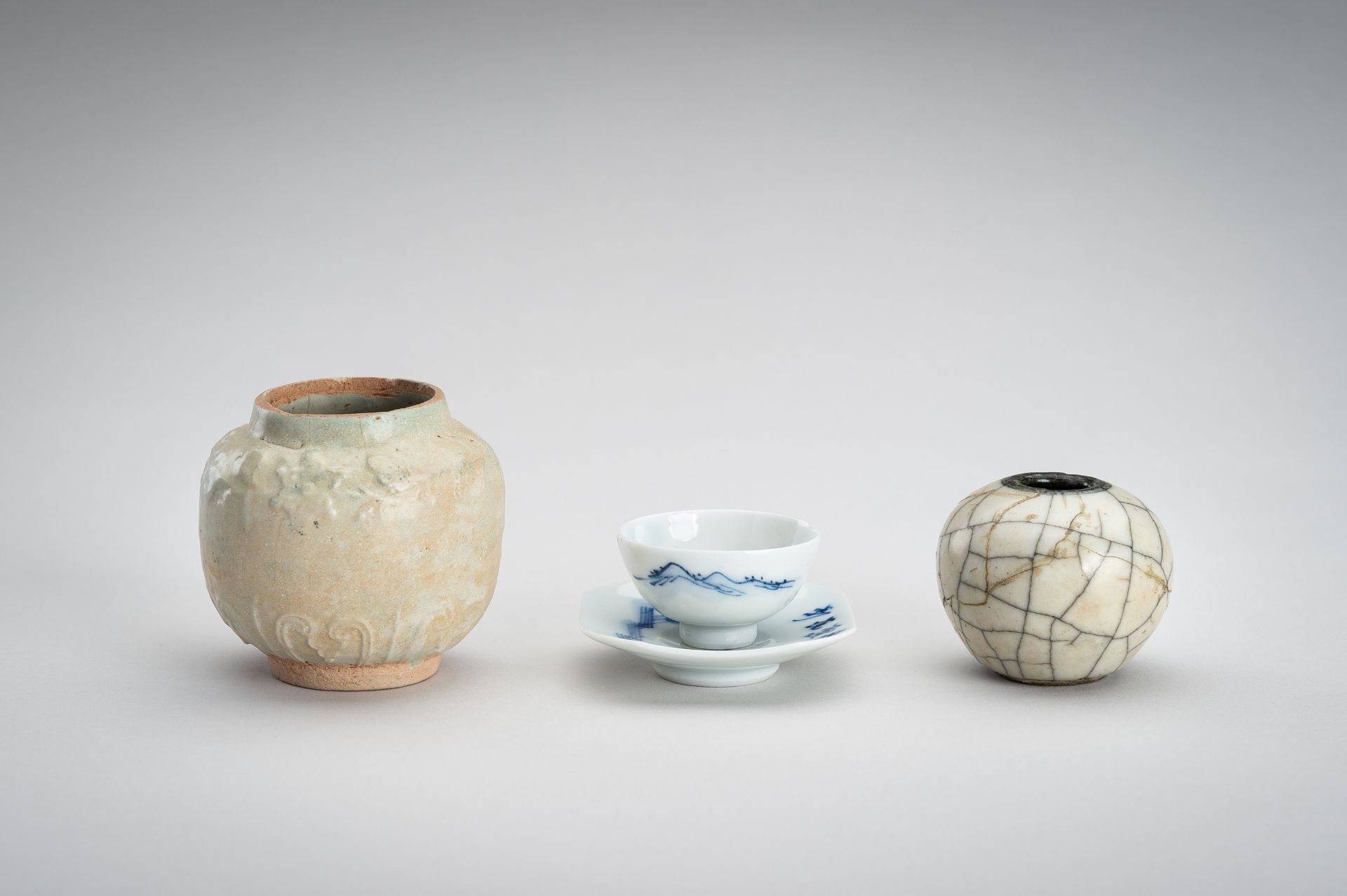 A GROUP OF THREE CERAMIC AND PORCELAIN ITEMS - Image 12 of 14