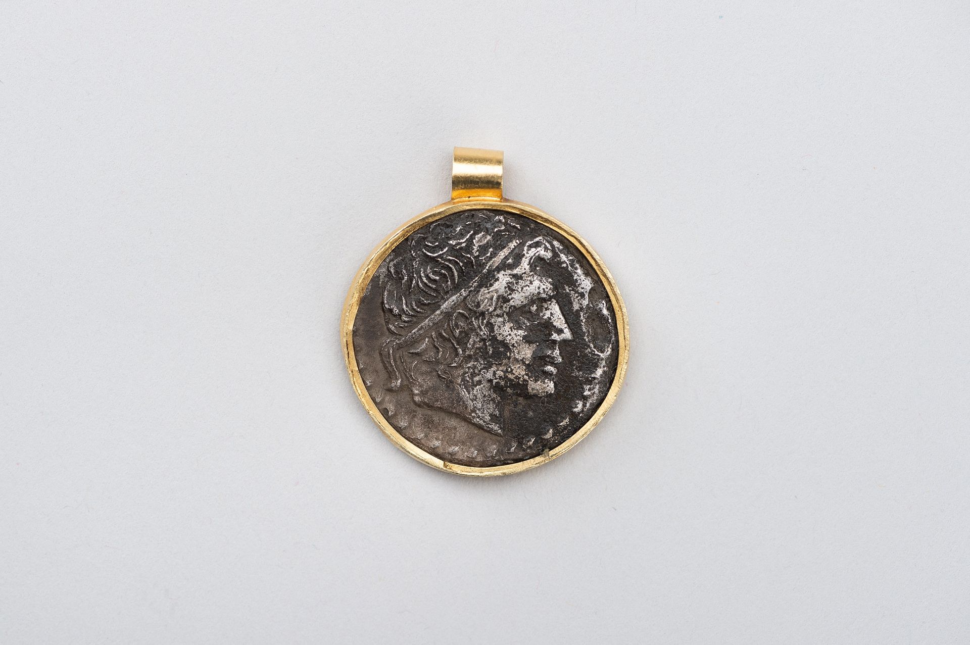 A BACTRIAN SILVER COIN PENDANT - Bild 7 aus 7