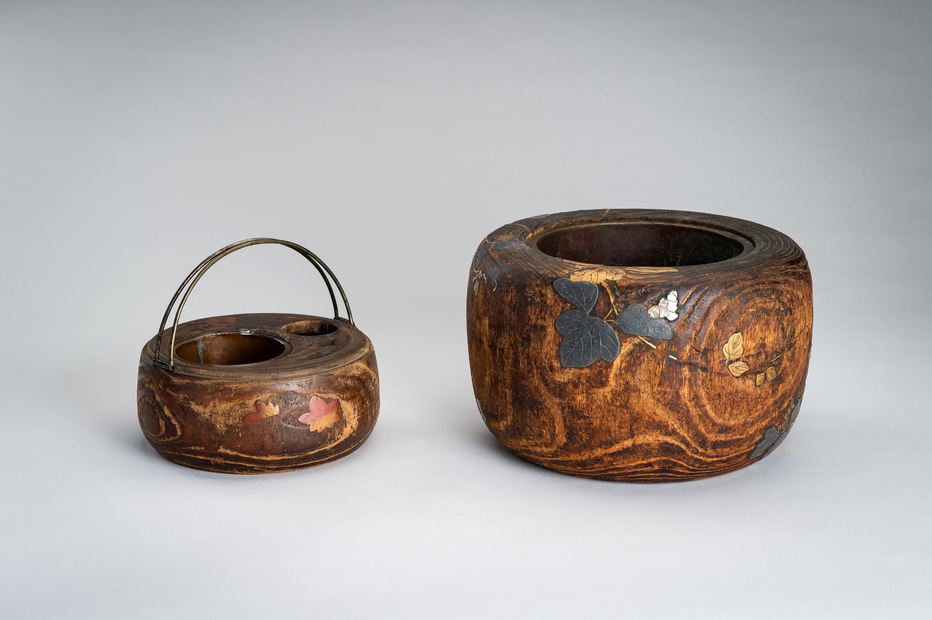 A LOT WITH TWO LACQUERED AND INLAID WOOD HIBACHI (BRAZIER), EDO - Bild 14 aus 18