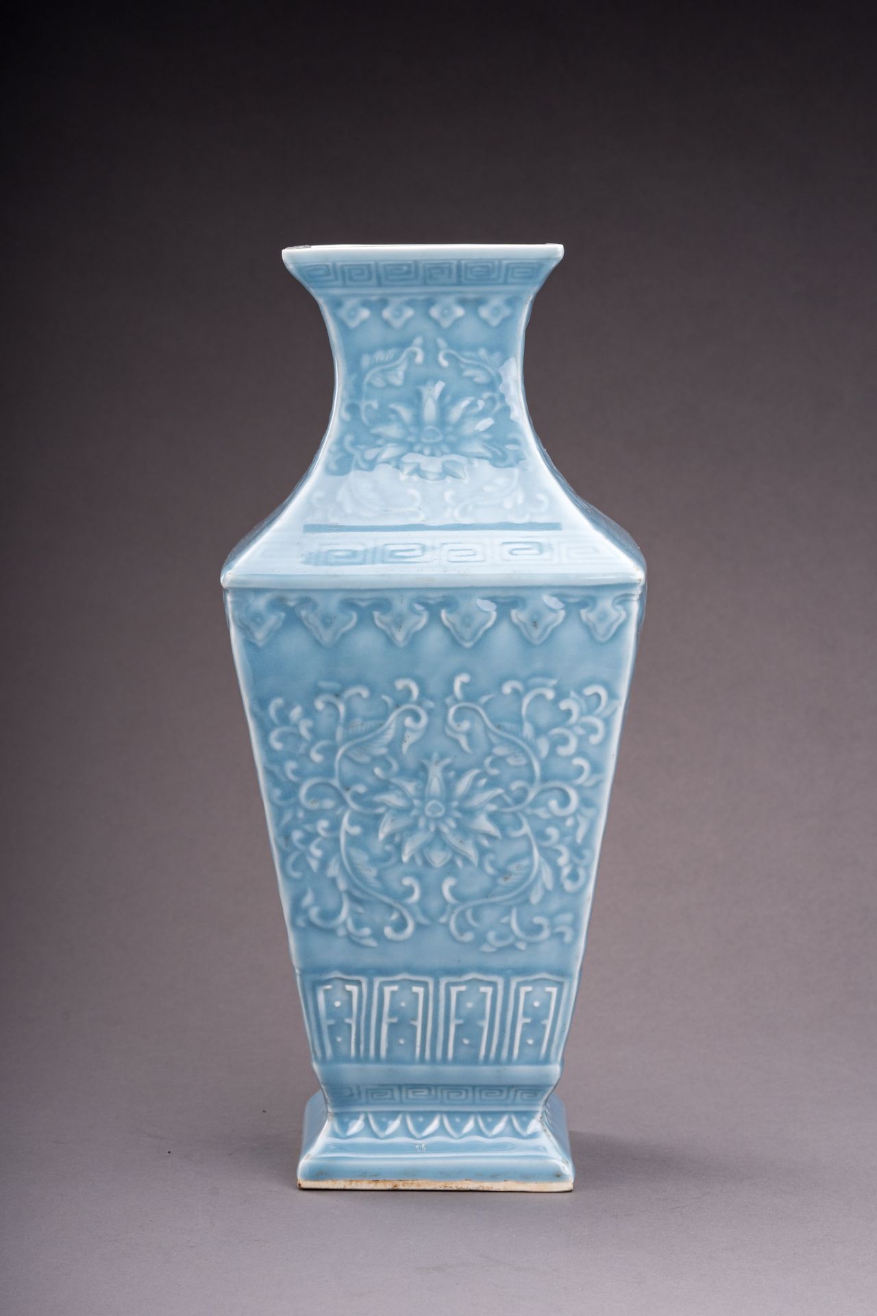 A PALE BLUE GLAZED SQUARE PORCELAIN BALUSTER VASE - Bild 3 aus 9