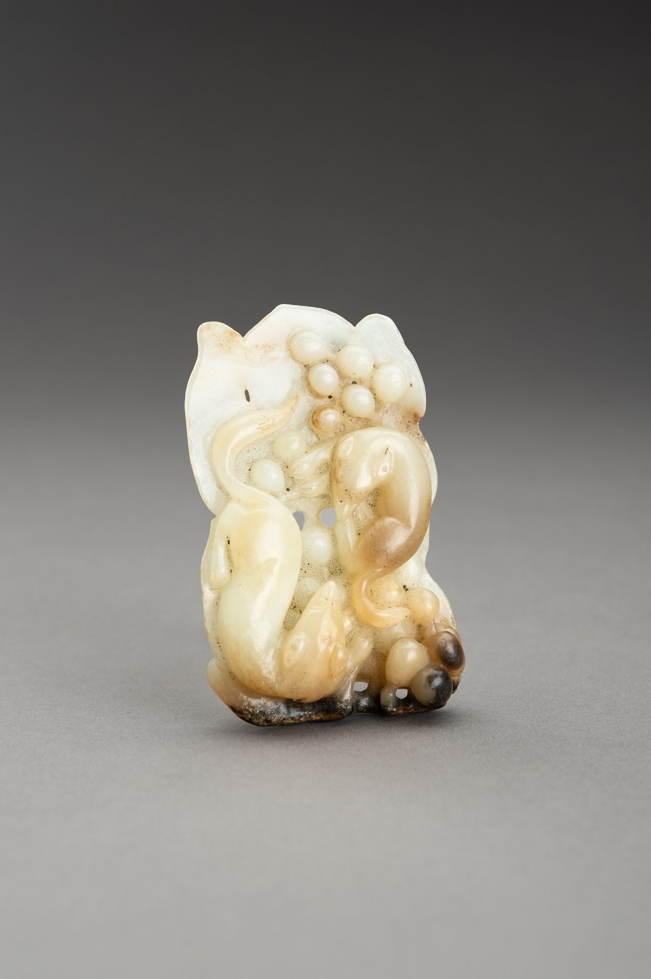 A WHITE AND RUSSET JADE PENDANT 'MONGOOSES ON GRAPES' - Bild 10 aus 15