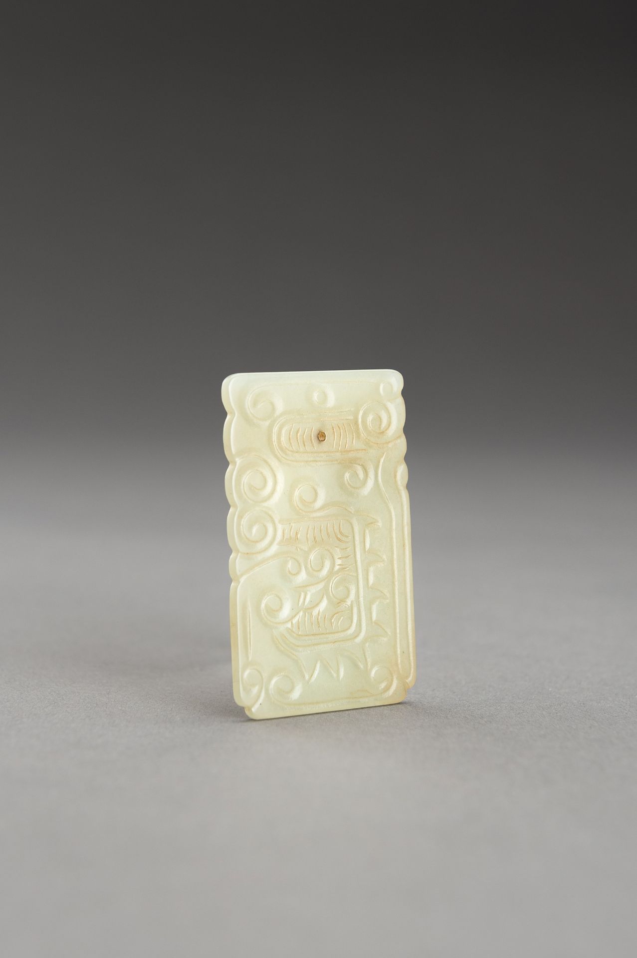 AN ARCHAISTIC PALE CELADON MINIATURE PLAQUE - Bild 3 aus 12