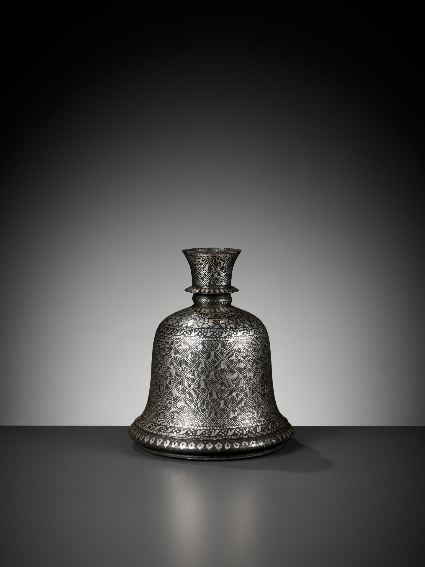 A SILVER-INLAID BIDRI HOOKAH BASE, 18TH CENTURY - Bild 2 aus 7