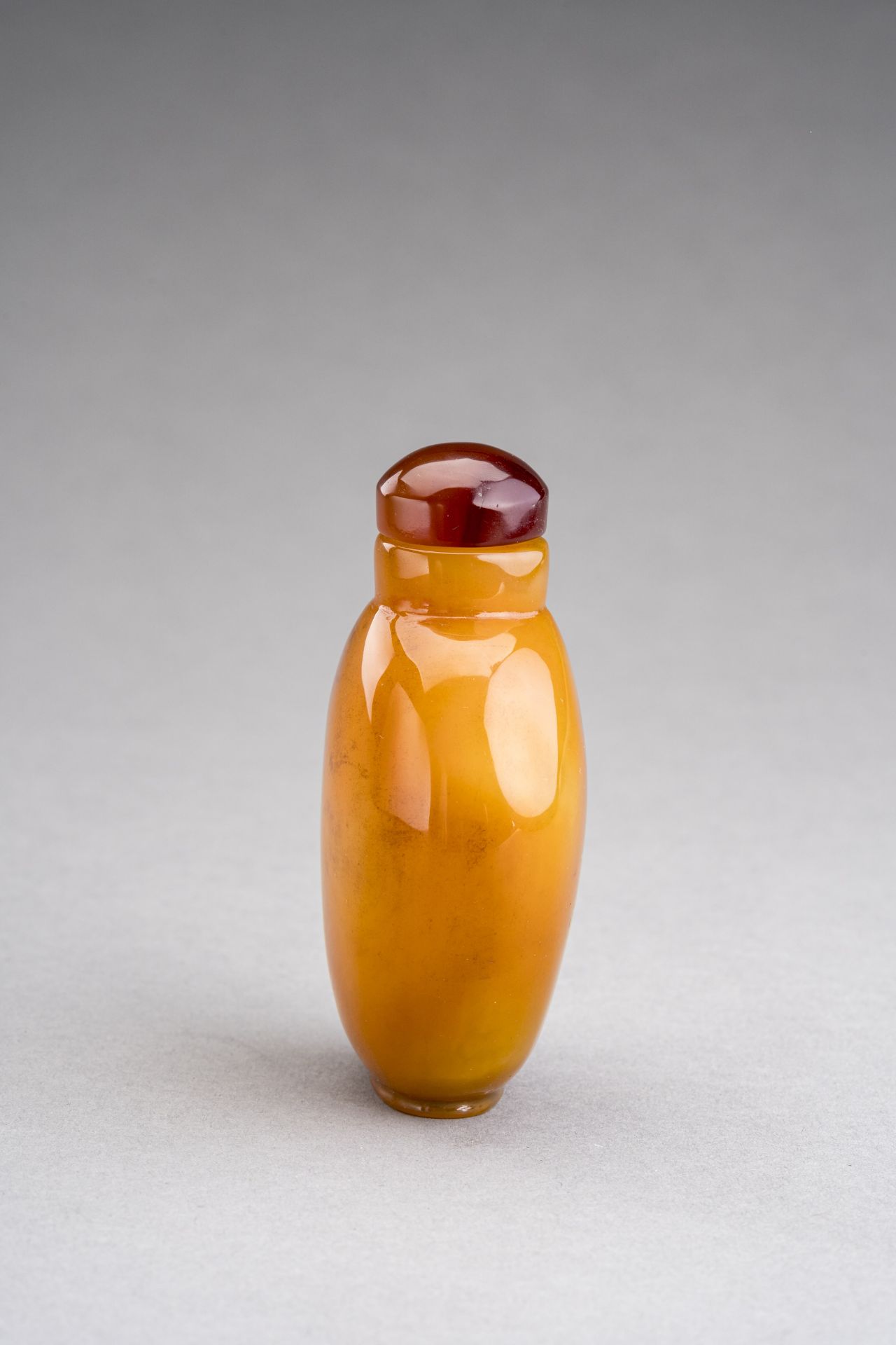 AN AGATE SNUFF BOTTLE, QING DYNASTY - Image 2 of 6