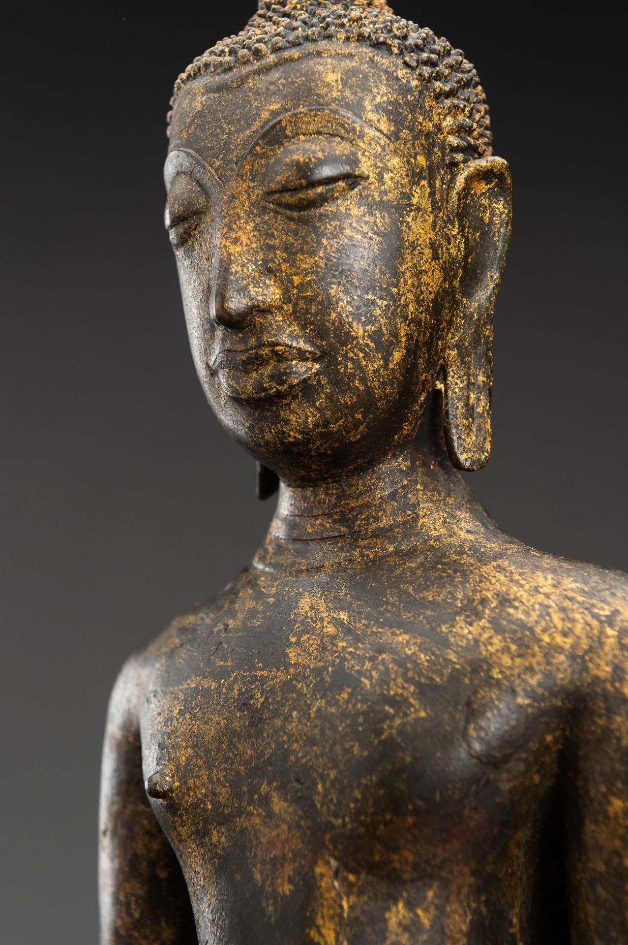 AN U-THONG STYLE LACQUER GILT BRONZE FIGURE OF BUDDHA SHAKYAMUNI - Image 4 of 10