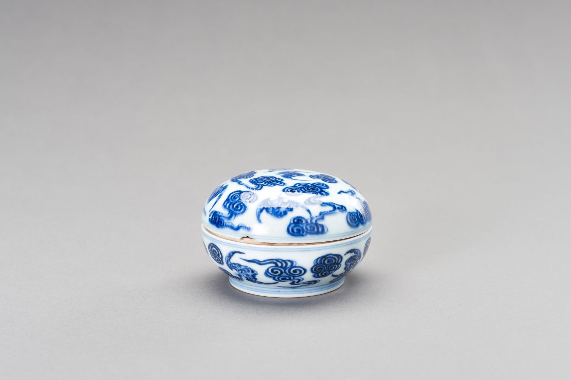 A SMALL BLUE AND WHITE PORCELAIN 'BATS' BOX AND COVER, LATE QING DYNASTY - Image 8 of 13