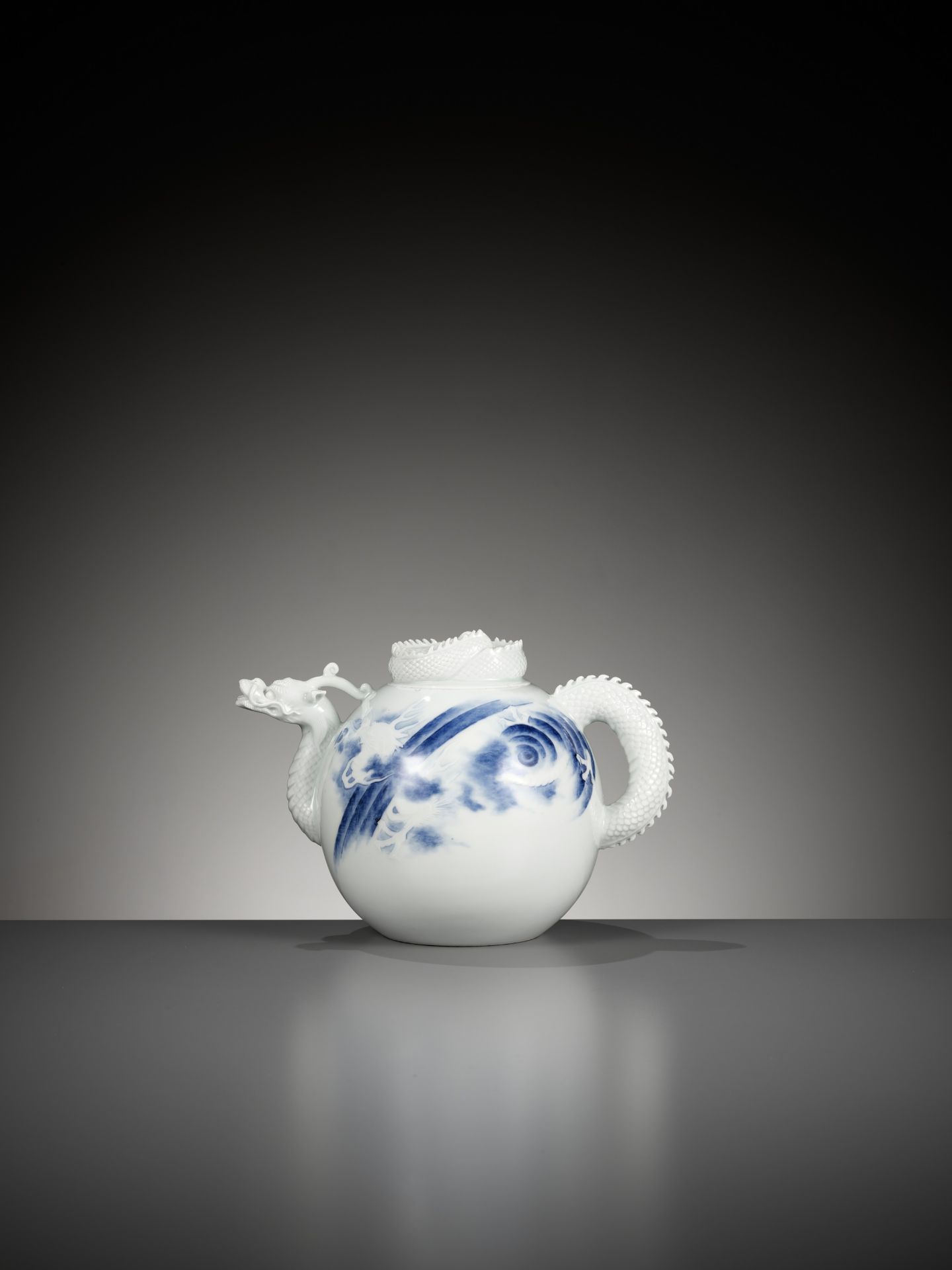 A HIRADO BLUE AND WHITE 'DRAGON' EWER AND COVER - Image 10 of 12