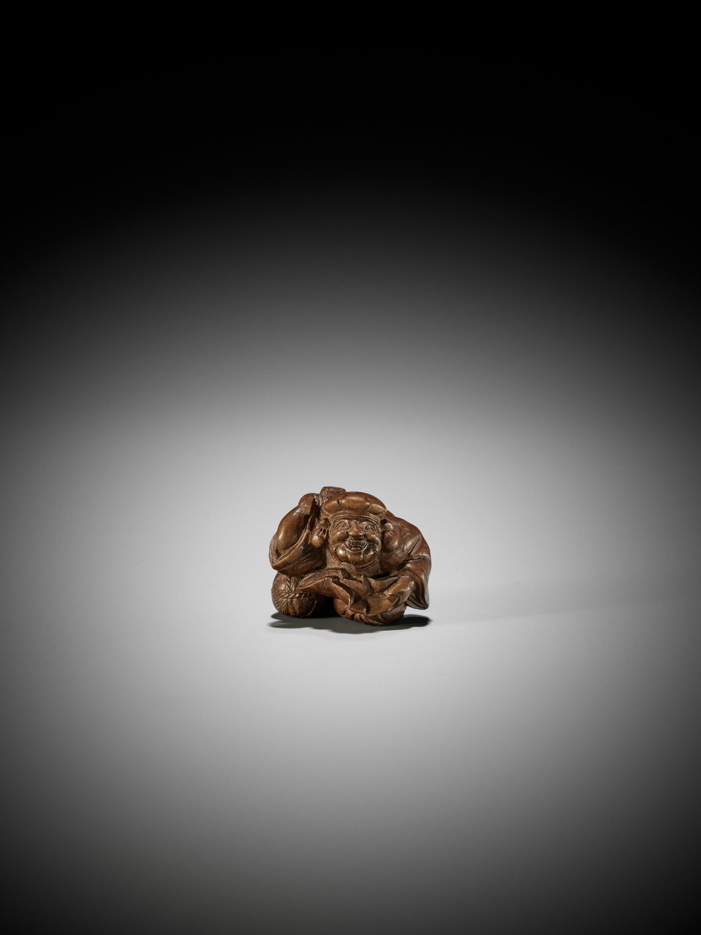 MINZAN: AN UNUSUAL WOOD NETSUKE OF DAIKOKU WITH UKIBORI DETAILS - Image 4 of 14