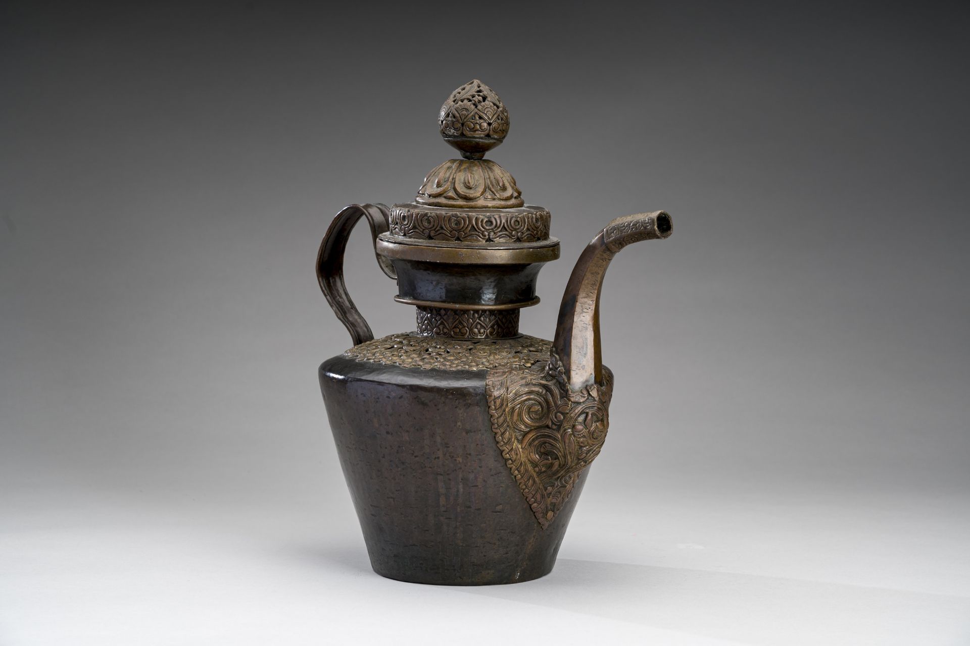 A TIBETAN COPPER EWER, 19th CENTURY - Bild 7 aus 11