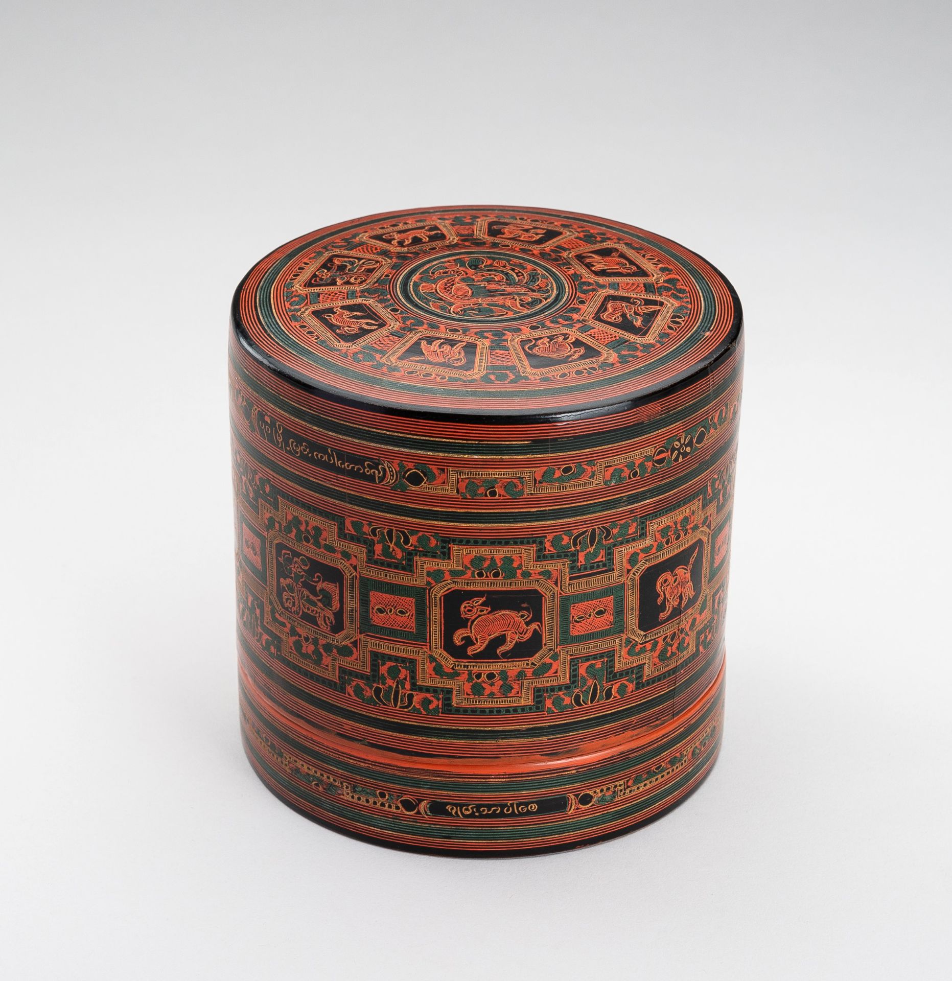 A BURMESE LACQUER BETEL BOX AND COVER, 1900s