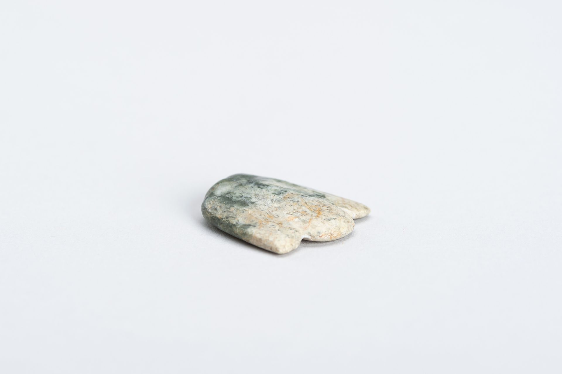 AN ARCHAISTIC HONGSHAN STYLE JADE 'BIRD' PENDANT - Image 5 of 9