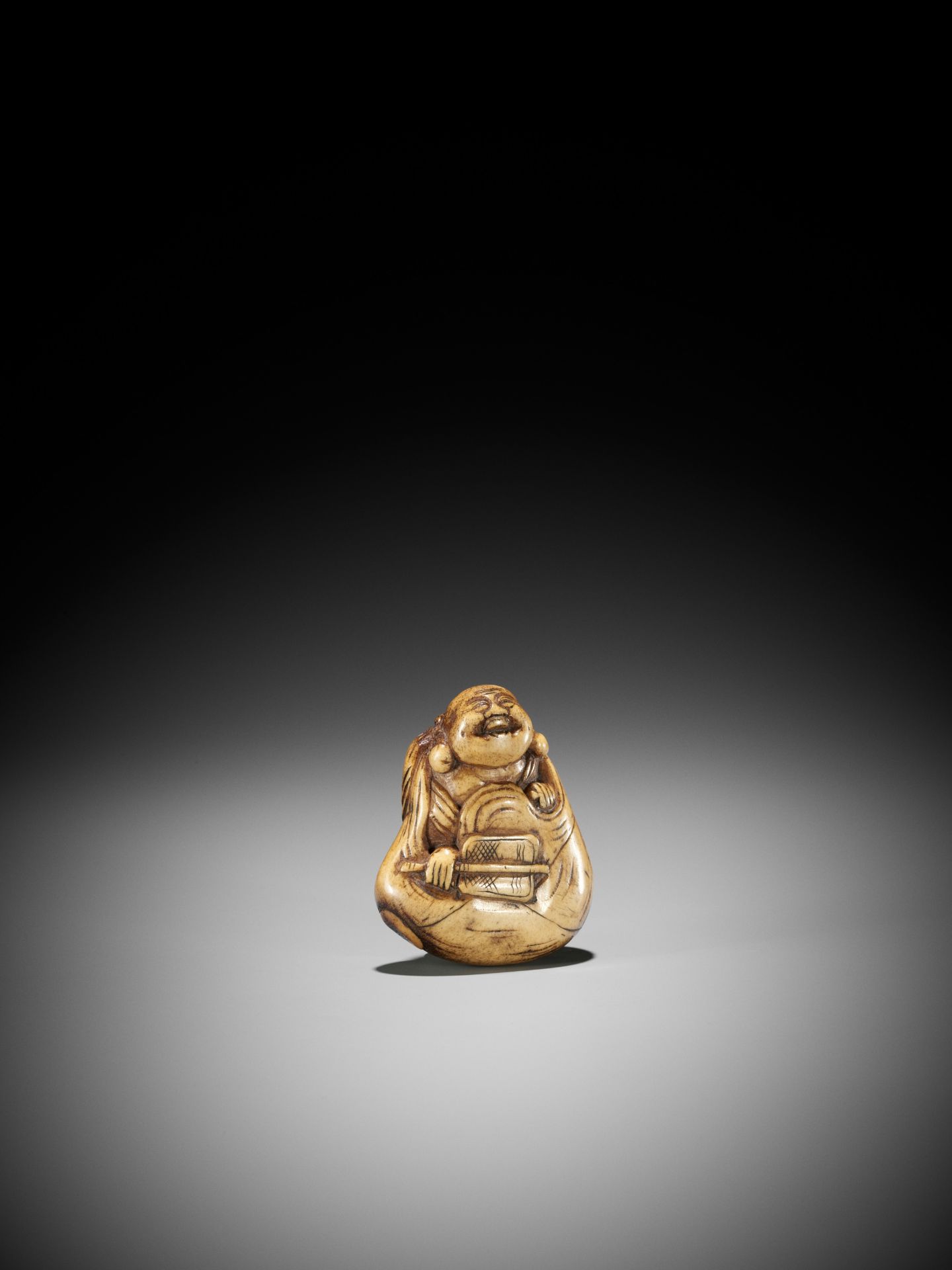 A LARGE STAG ANTLER NETSUKE OF HOTEI INSIDE HIS TREASURE BAG - Image 3 of 10