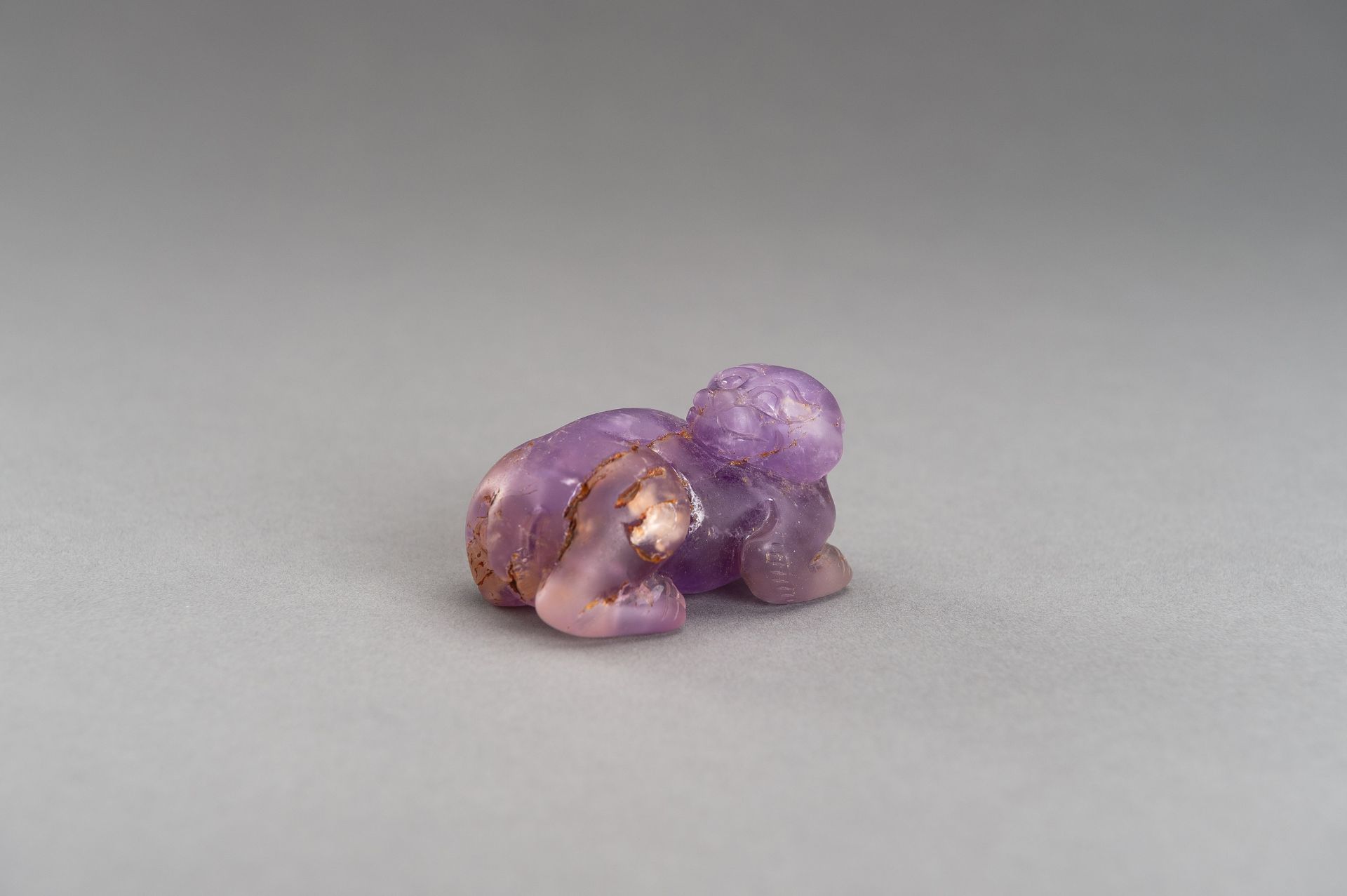 AN AMETHYST FIGURE OF A LION, QING DYNASTY - Bild 5 aus 11