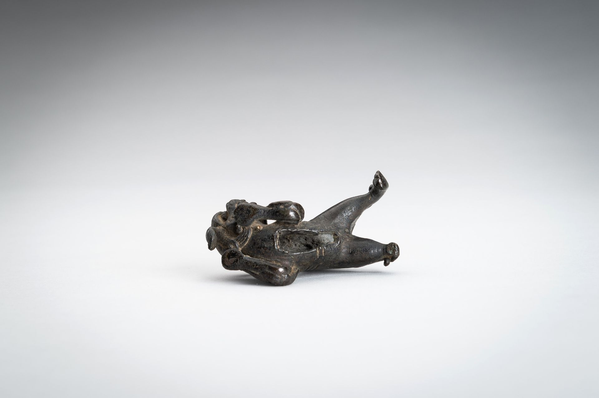 A BRONZE 'BUDDHIST LION' ORNAMENT, MING - Bild 11 aus 14