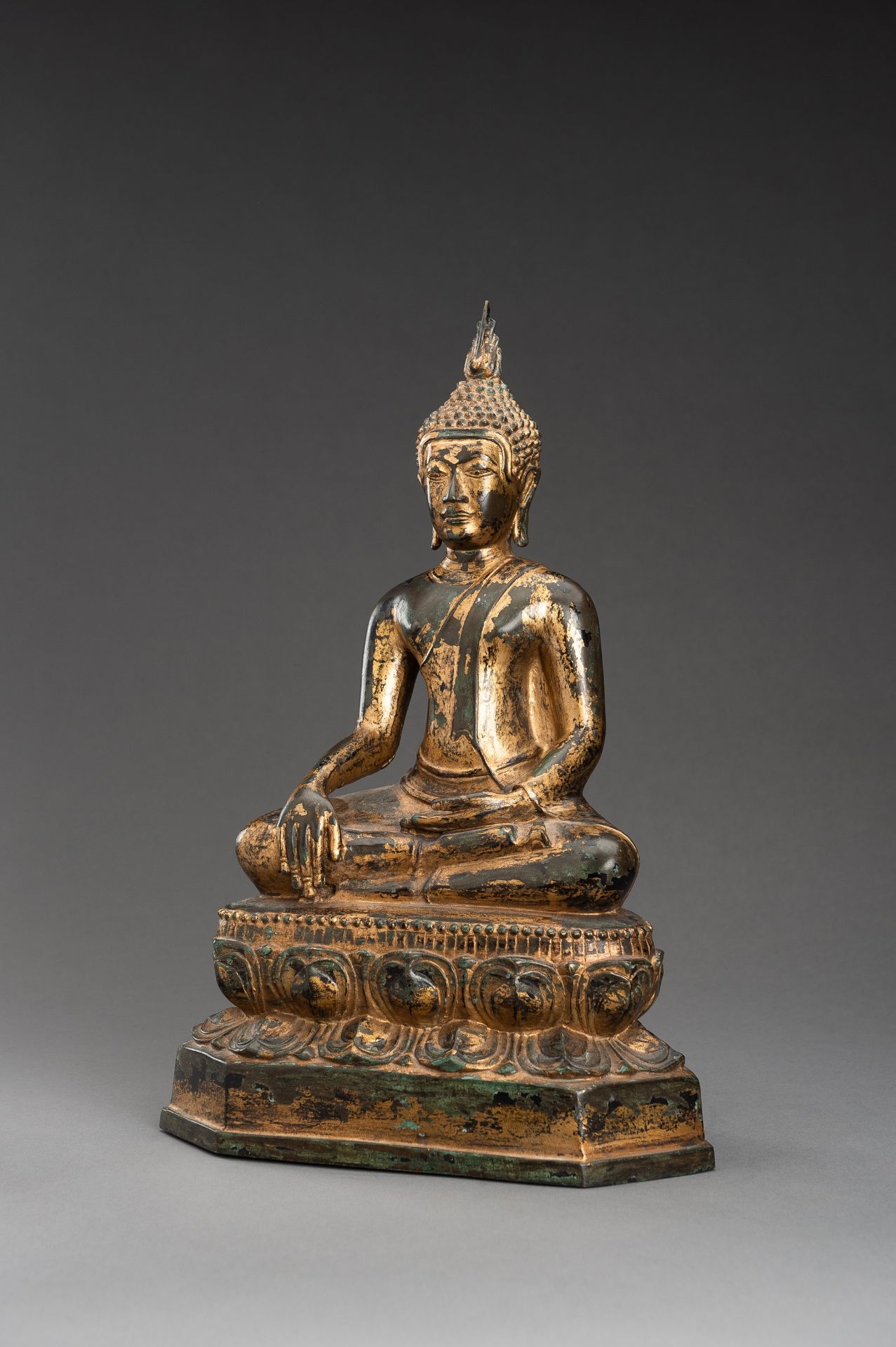 A LARGE GOLD LACQUERED BRONZE FIGURE OF BUDDHA - Bild 2 aus 10