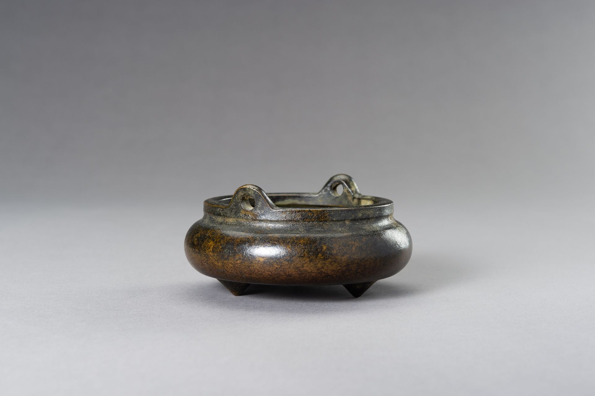 A SMALL BRONZE TRIPOD CENSER - Image 4 of 10