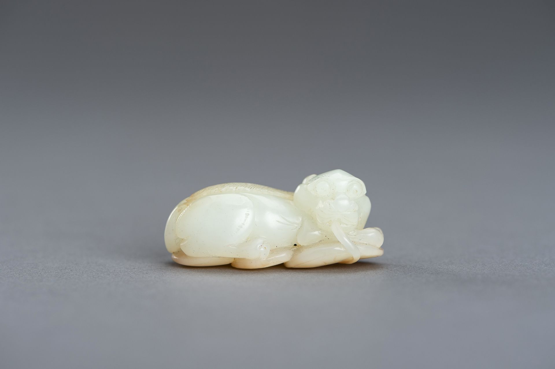 A WHITE AND RUSSET JADE PENDANT OF A BUDDHIST LION, QING DYNASTY - Image 2 of 12