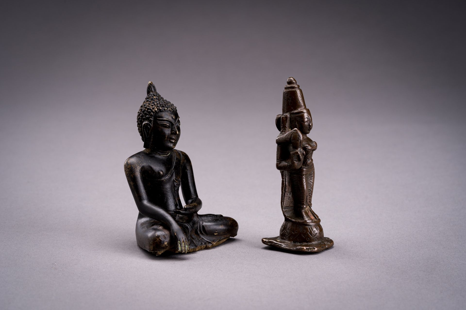 TWO INDIAN MINIATURE BRONZE FIGURES OF BUDDHA AND DEVI - Bild 5 aus 10