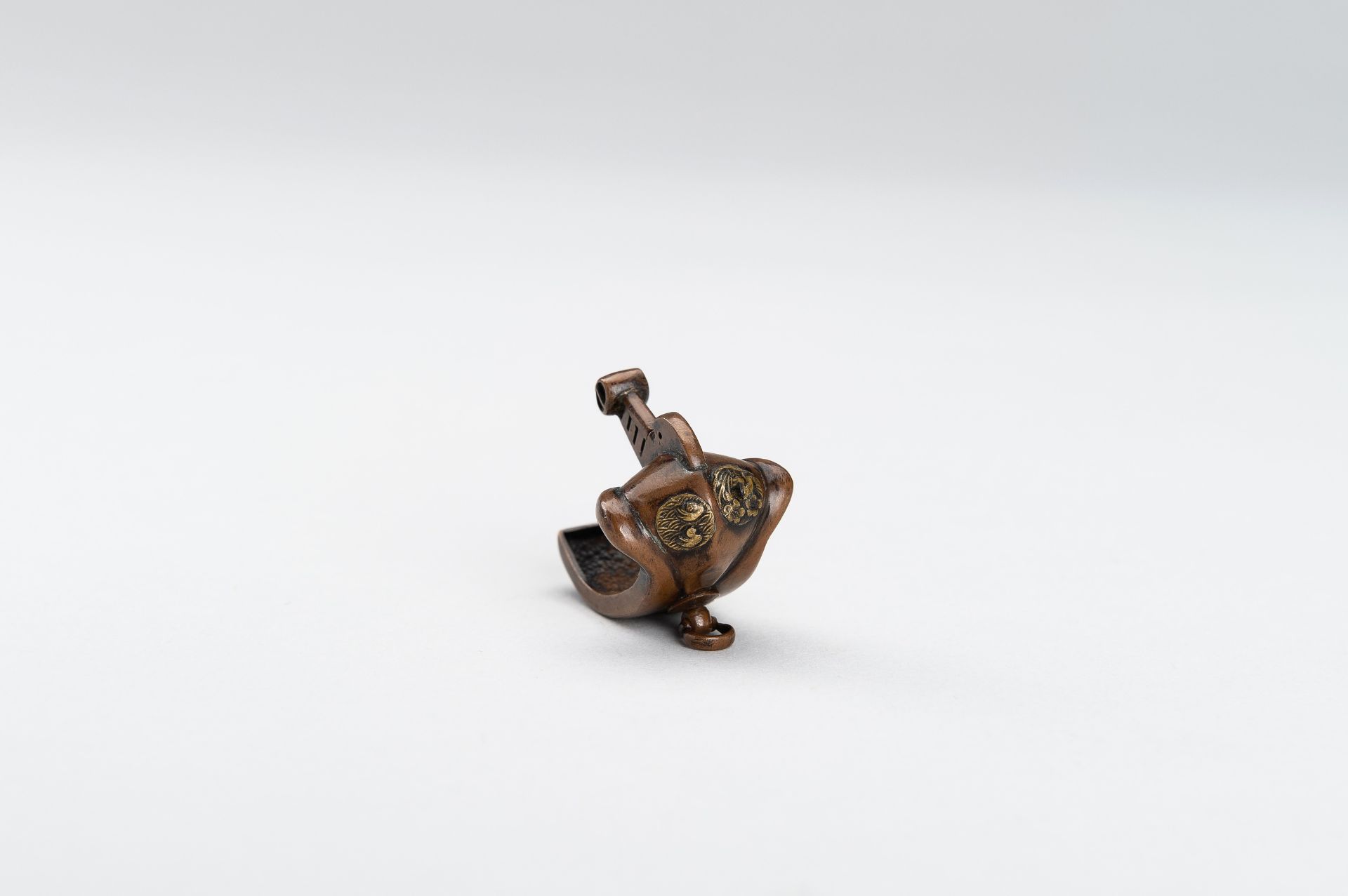 A MIXED METAL NETSUKE OF AN ABUMI (STIRRUP) - Image 3 of 11