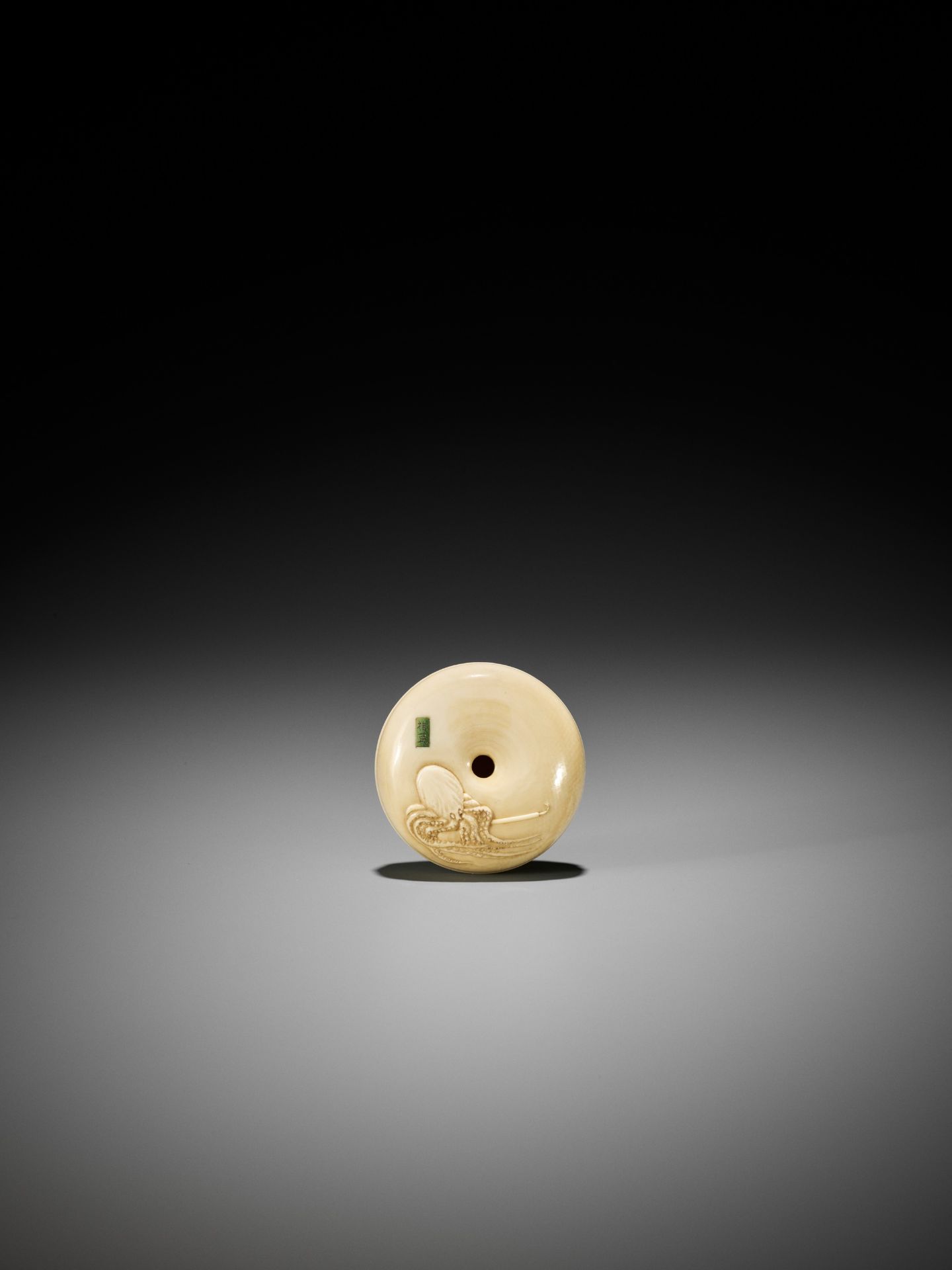 KEIMIN: A FINE IVORY MANJU NETSUKE OF MARINE LIFE - Bild 2 aus 8