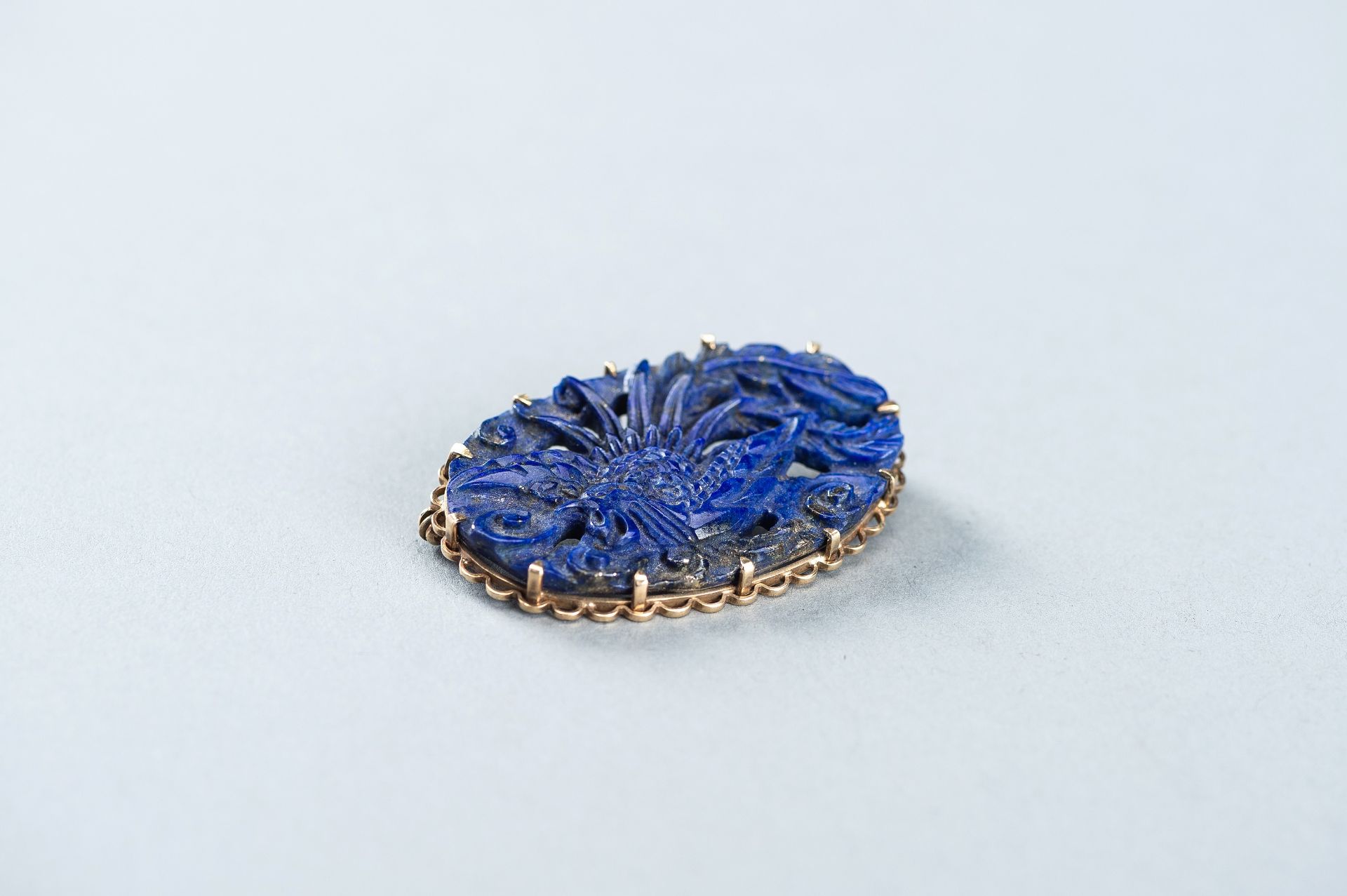 A CARVED LAPIS LAZULI BROOCH DEPICTING A PHOENIX, IN GOLD SETTING, c. 1900s - Bild 3 aus 9