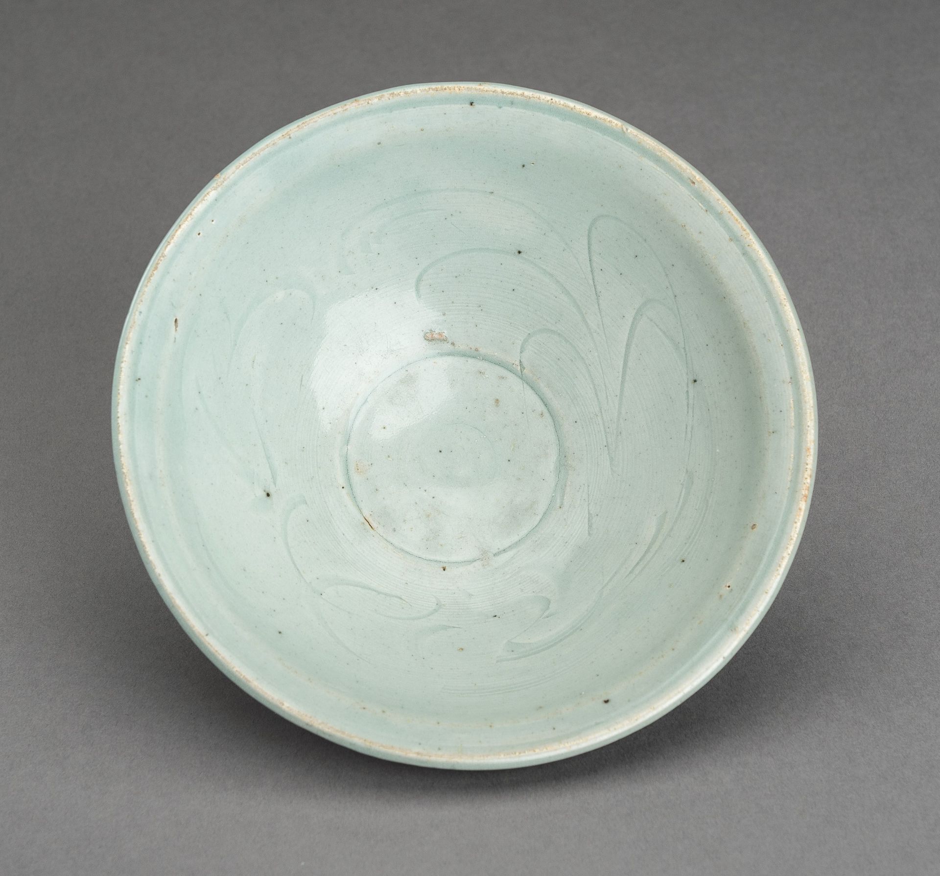 A QINGBAI GLAZED PORCELAIN BOWL WITH INCISED DECORATION