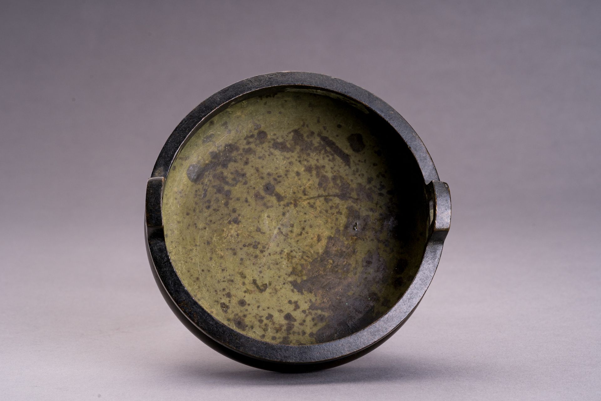 A BRONZE TRIPOD CENSER, QING - Bild 3 aus 7