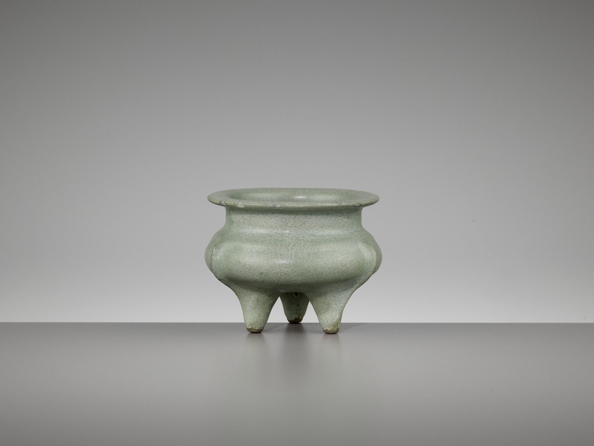 A LONGQUAN TRIPOD CENSER, SOUTHERN SONG - Image 3 of 12