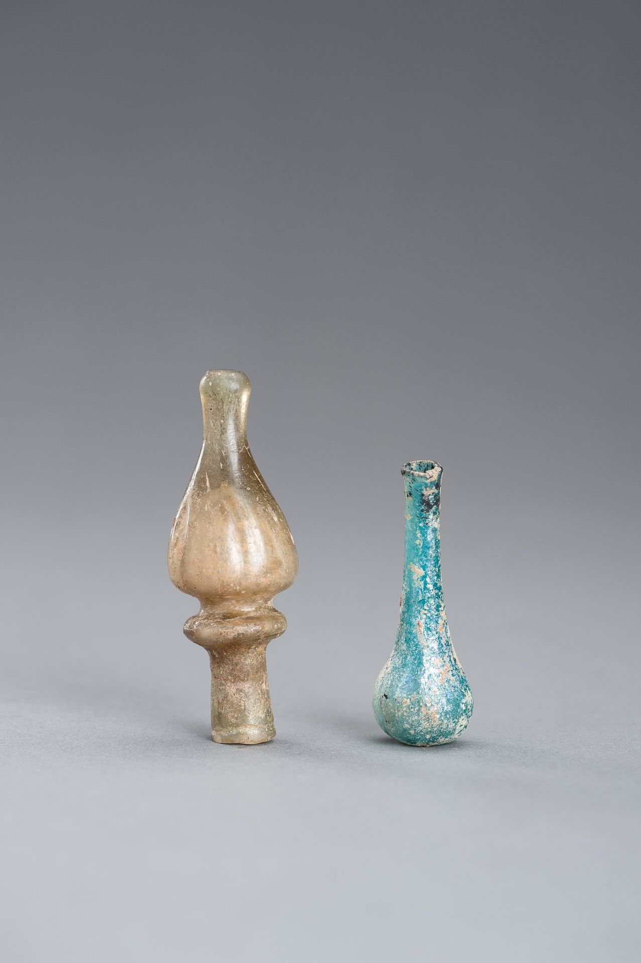 A GLASS STOPPER AND MINIATURE VASE - Image 11 of 11